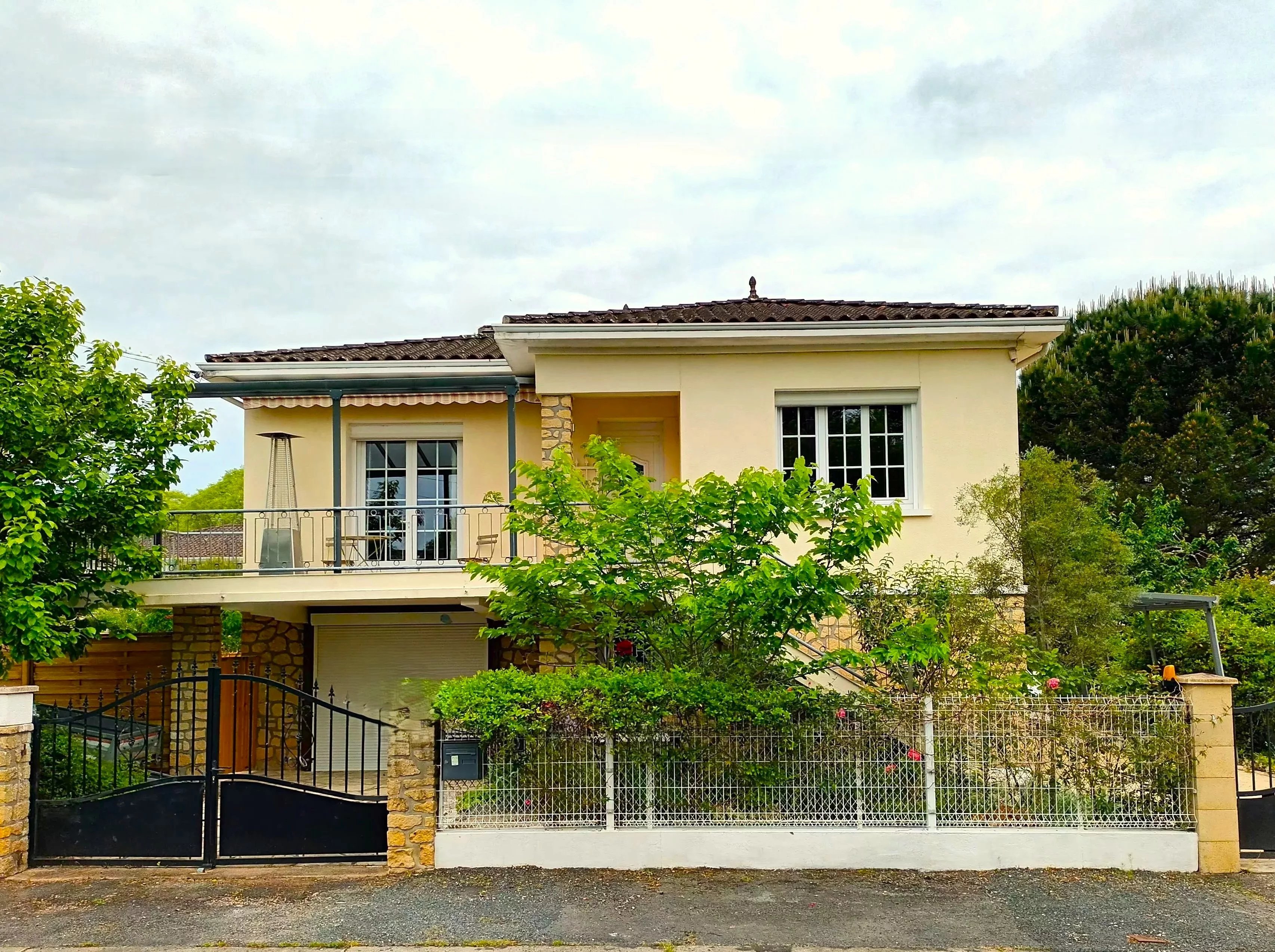 Maison de ville avec piscine près de la rivière