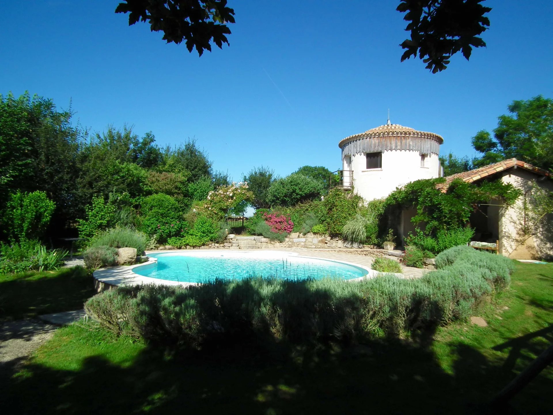 Superbe propriété avec piscine et maisons d'amis