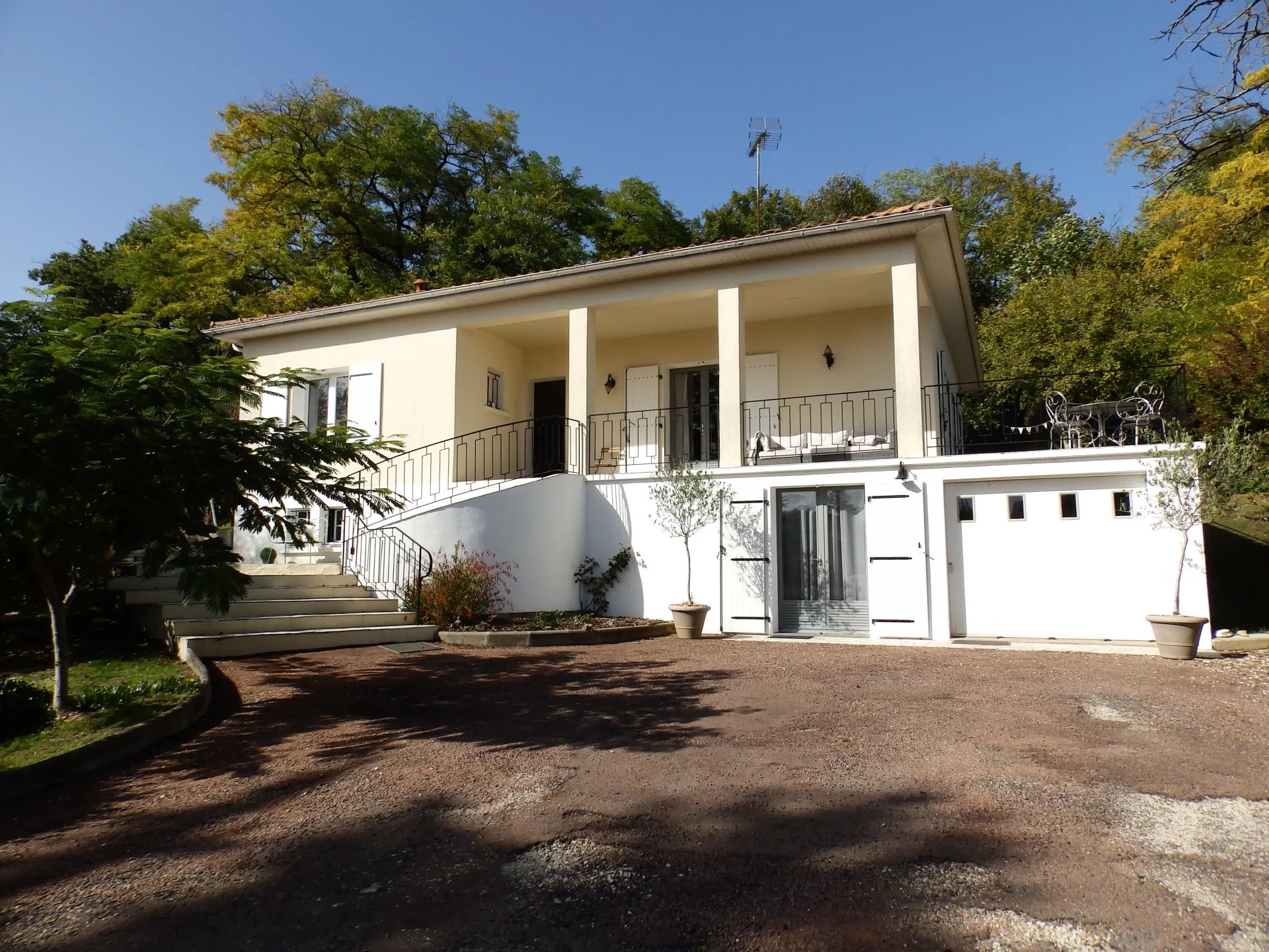 Bungalow with renovated basement in its mature park