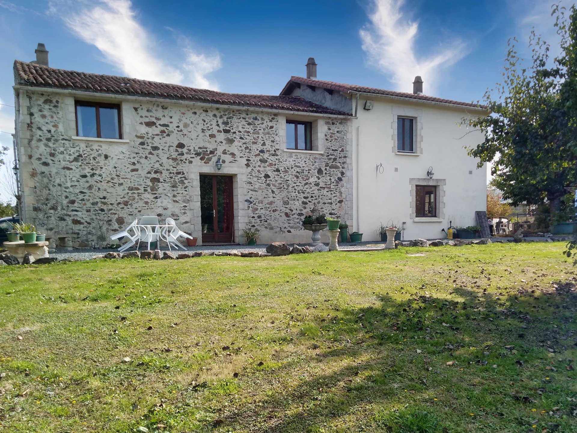 Jolie maison en pierre de 4 chambres avec grand jardin