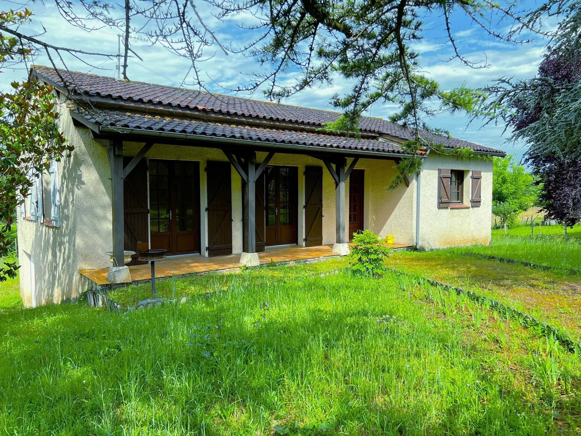 Single storey house with a large garden