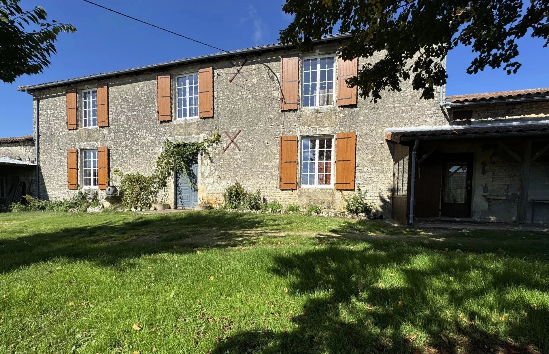 Grande maison familiale avec dépendances et terrain attenant de plus d'un 1.5 ha