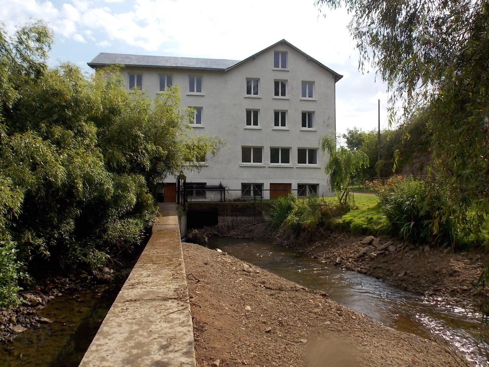 Partly renovated old water mill with accommodation over several floors