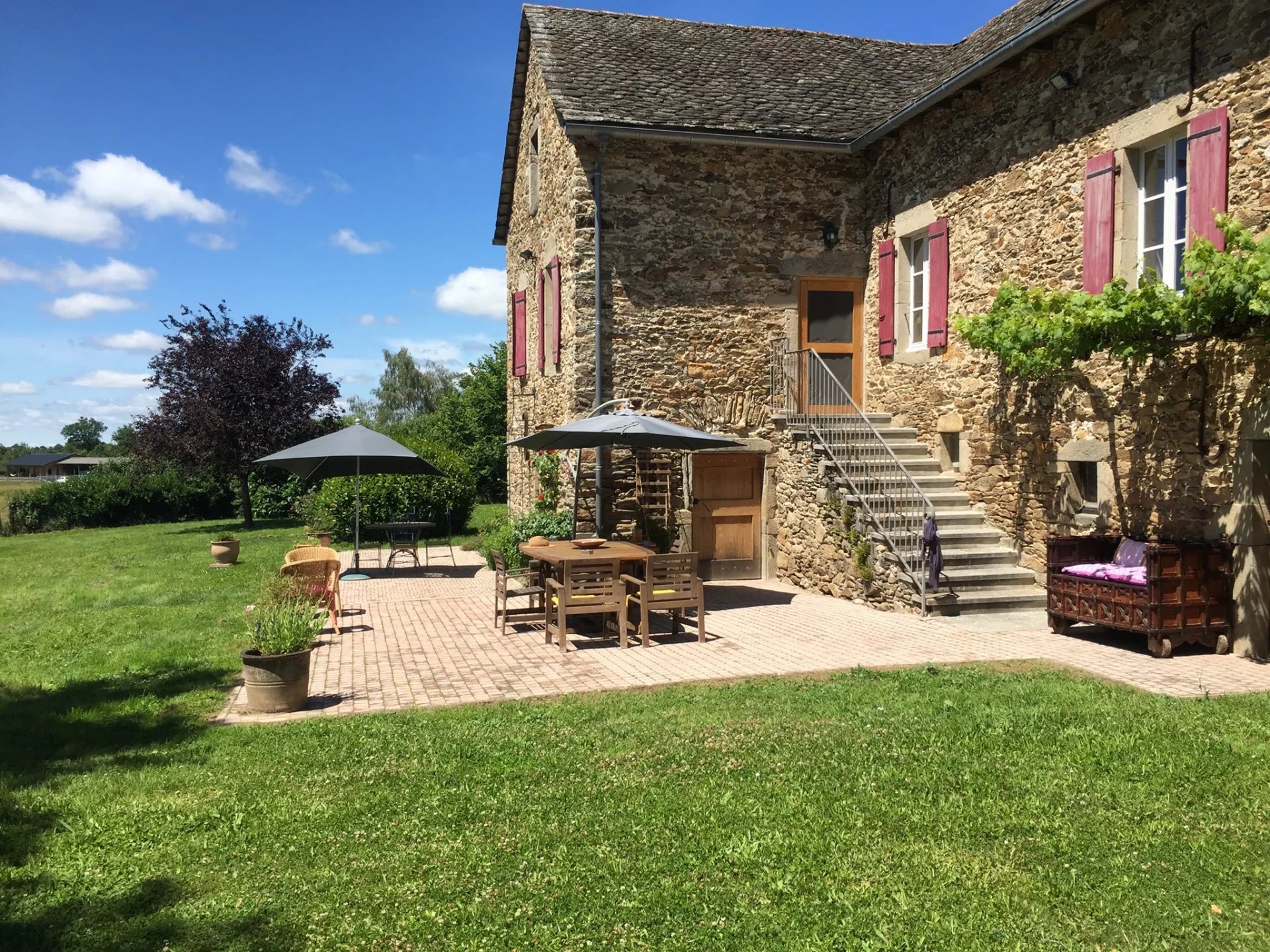 Beautifully-restored 5 bed home with pool, barn and land