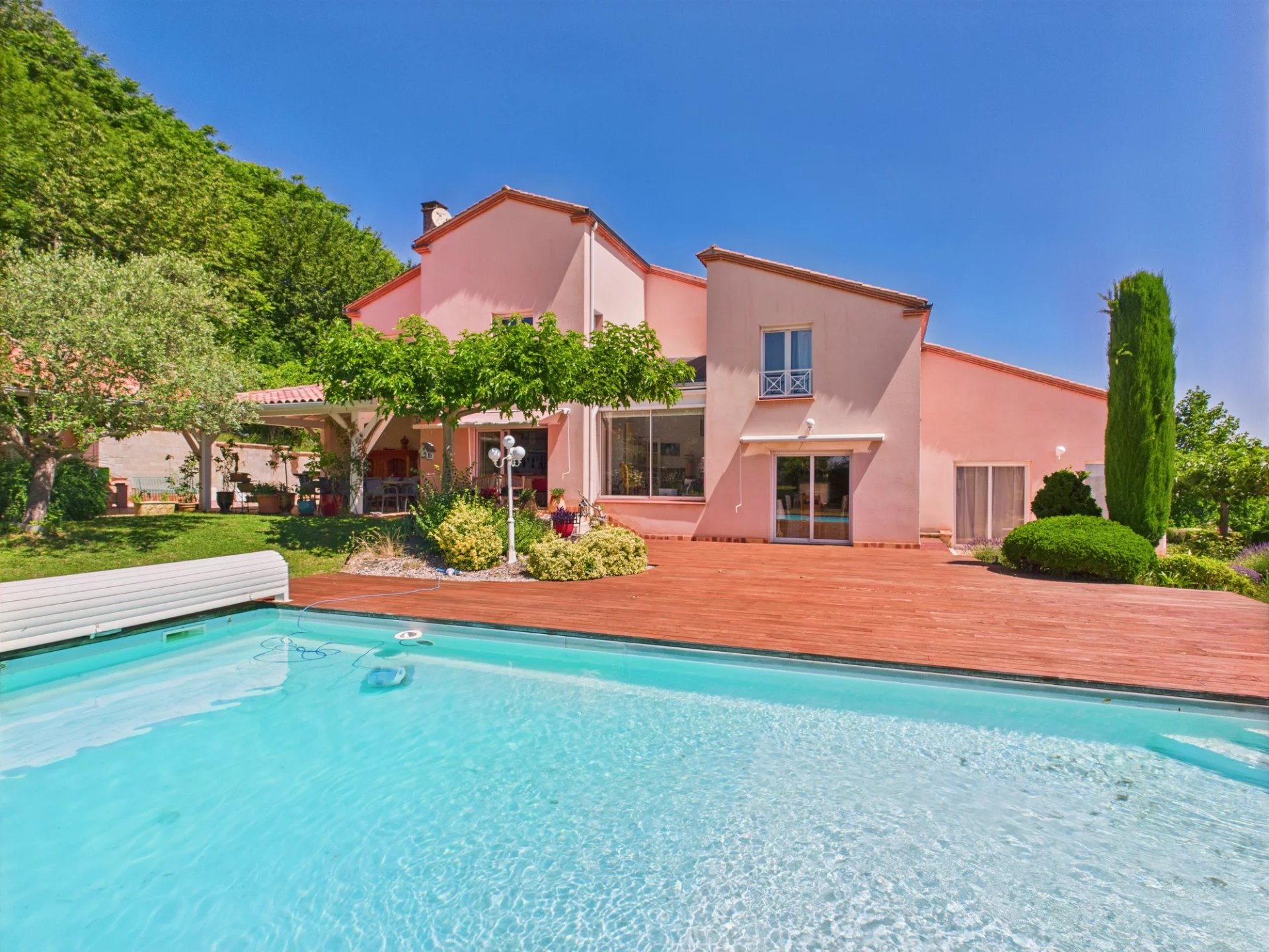 Charming property in the hills above Villeneuve sur Lot