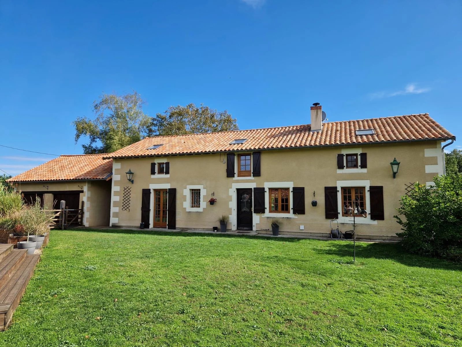 Ferme en bordure de village avec 8,5 hectares !