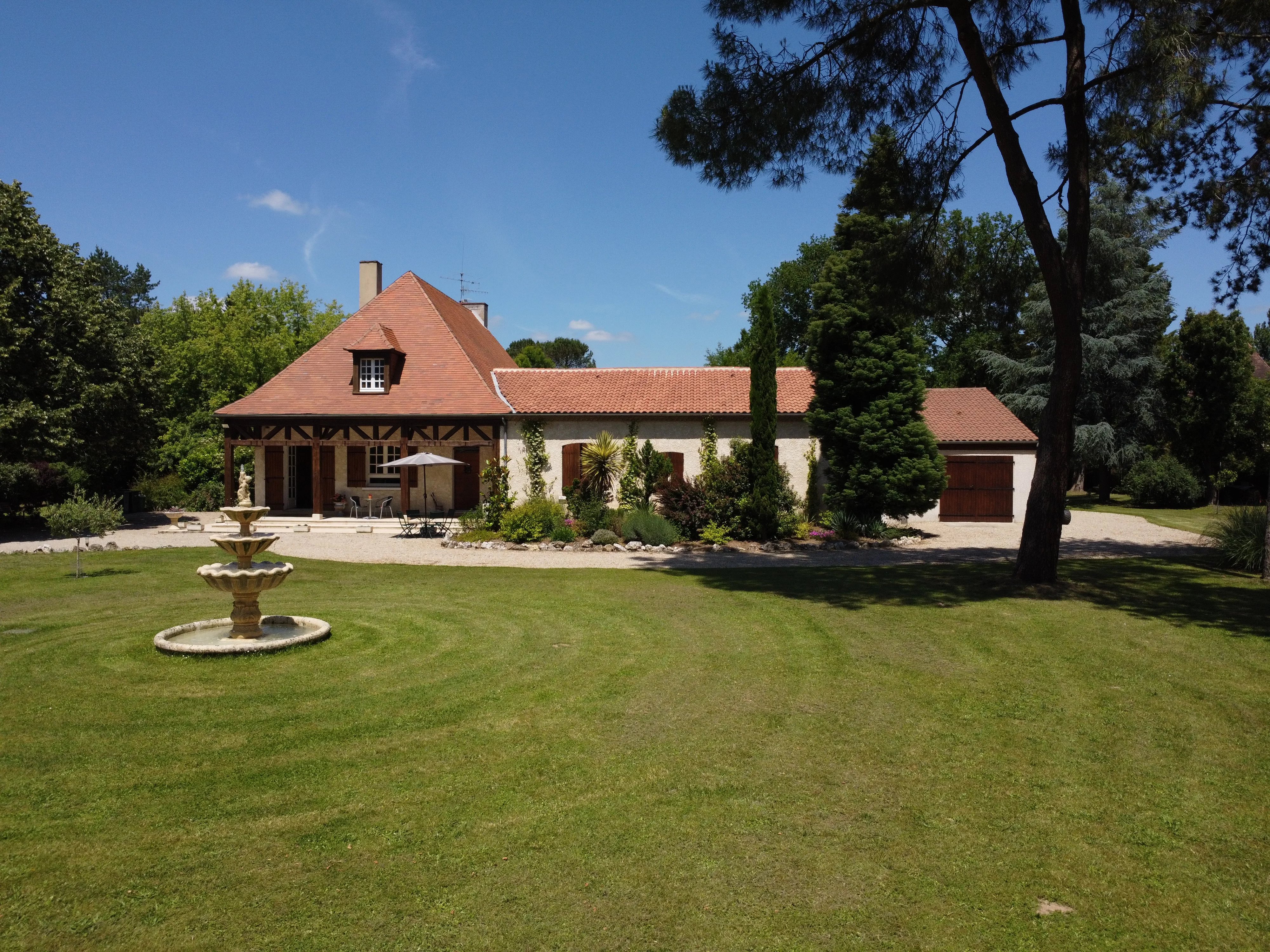 Belle villa avec terrain de tennis et piscine à quelques minutes de Bergerac