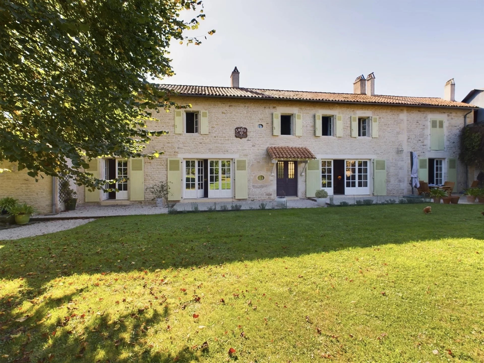 Ancien Logis magnifiquement rénové avec court de tennis et piscine intérieure chauffée.