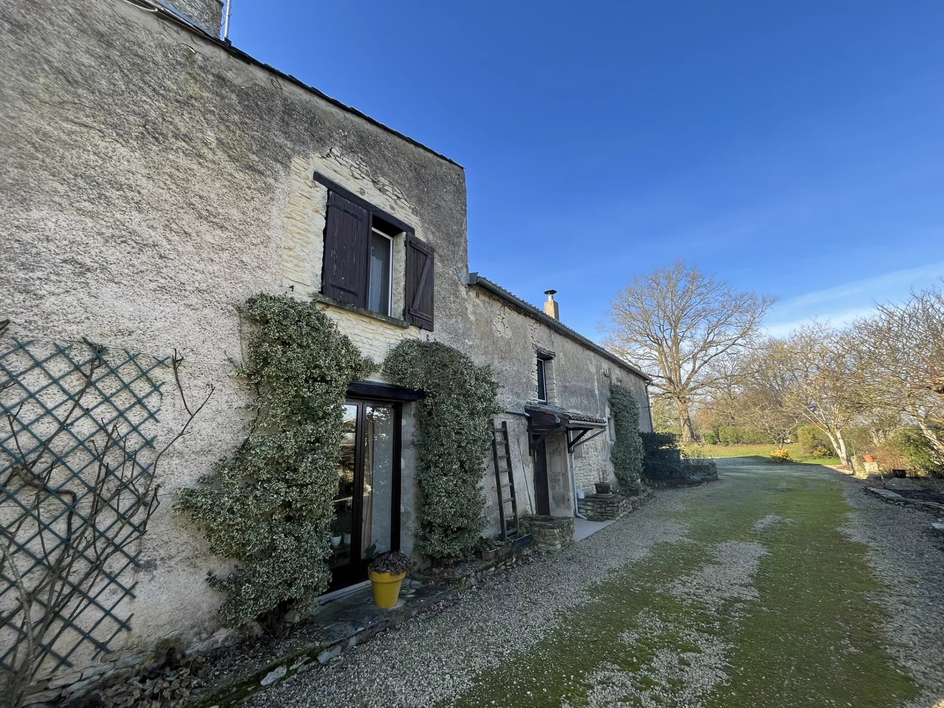 Ferme traditionnelle avec un superbe jardin