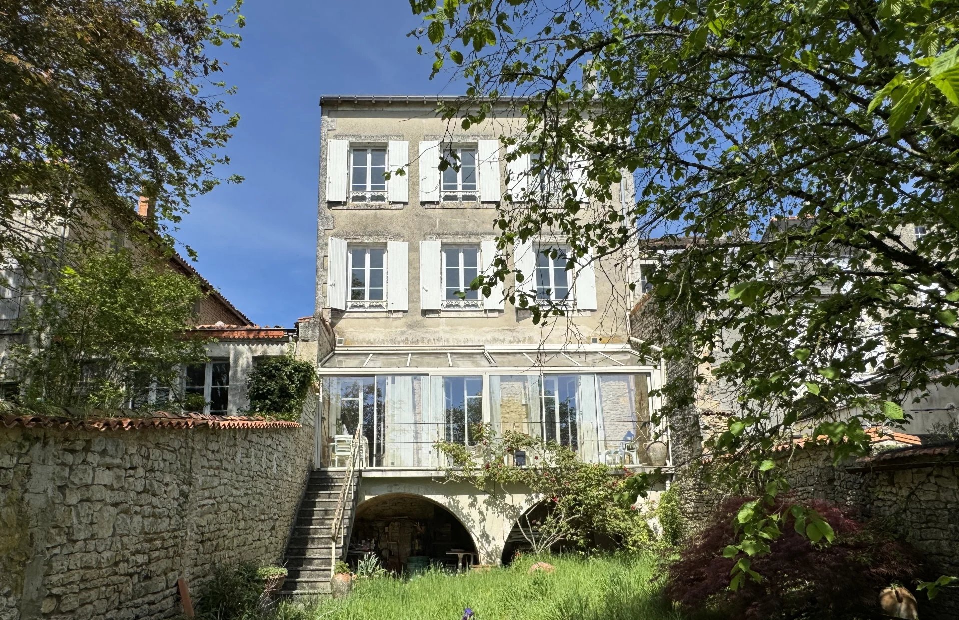 Impressive, period townhouse with 5 bedrooms, veranda, vaulted cellar and garden
