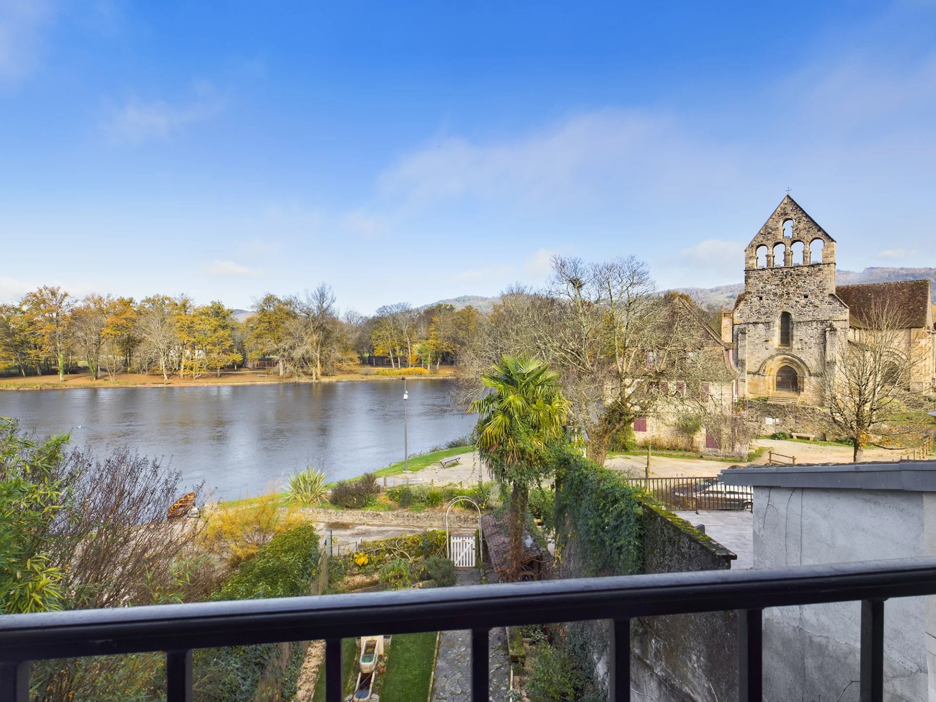 Charming house, prominent riverside location, lively medieval town - perfect!