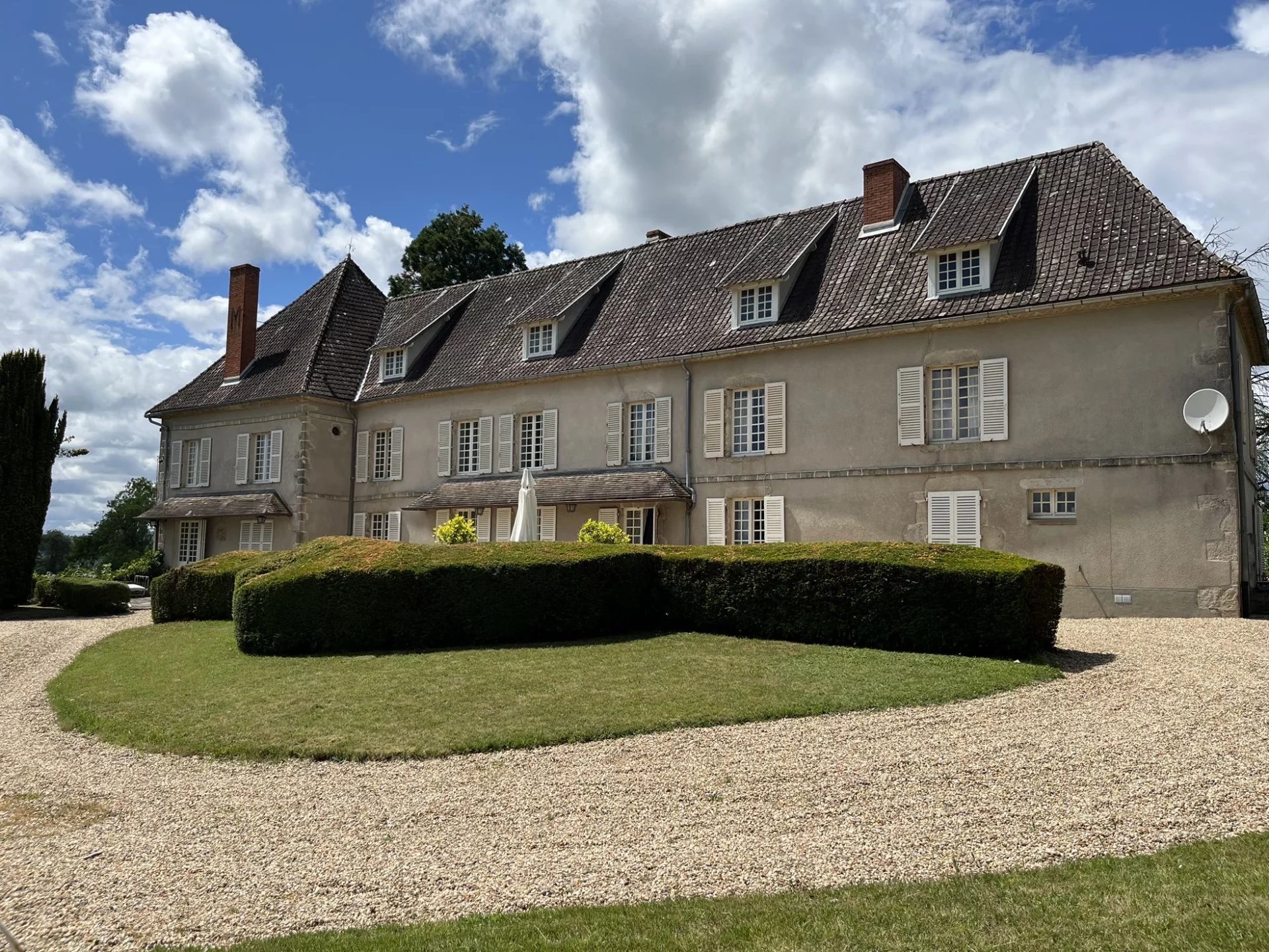 Fantastic Chateau with beautiful views, a gite and 8 hectares of land!
