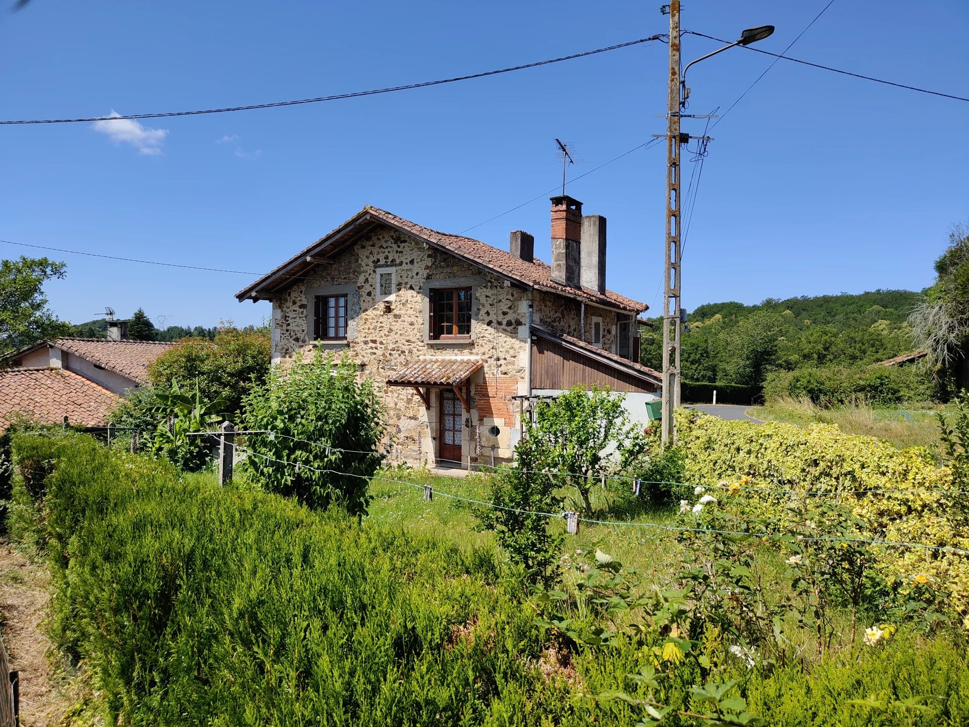 Maison en pierre à rafraîchie avec 3 chambres et jardin attenant