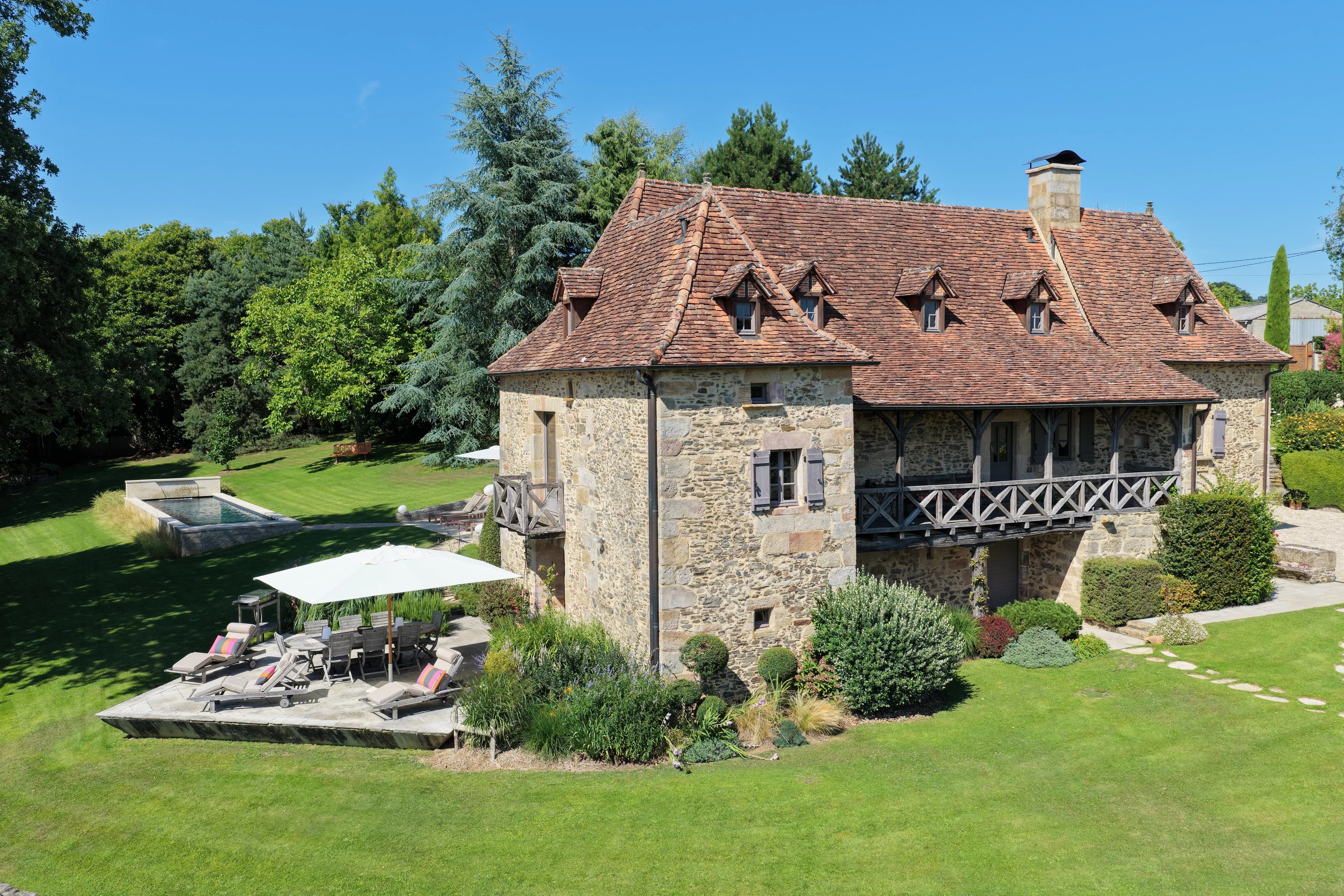 Propriété rare du XVIe siècle avec piscine, jardins et 13 hectares – Lot campagne