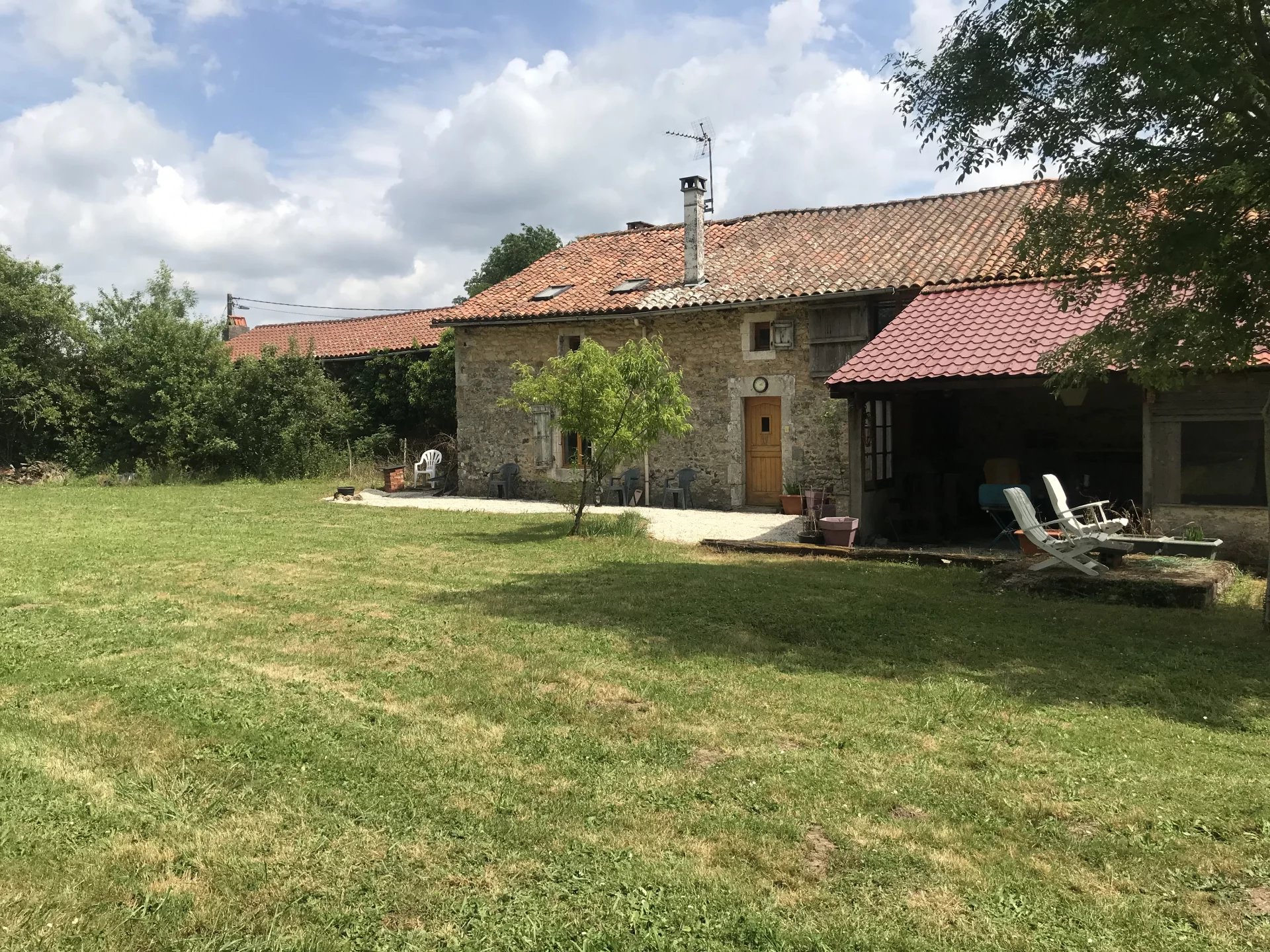 Maison spacieuse proche Confolens et St. Claud.