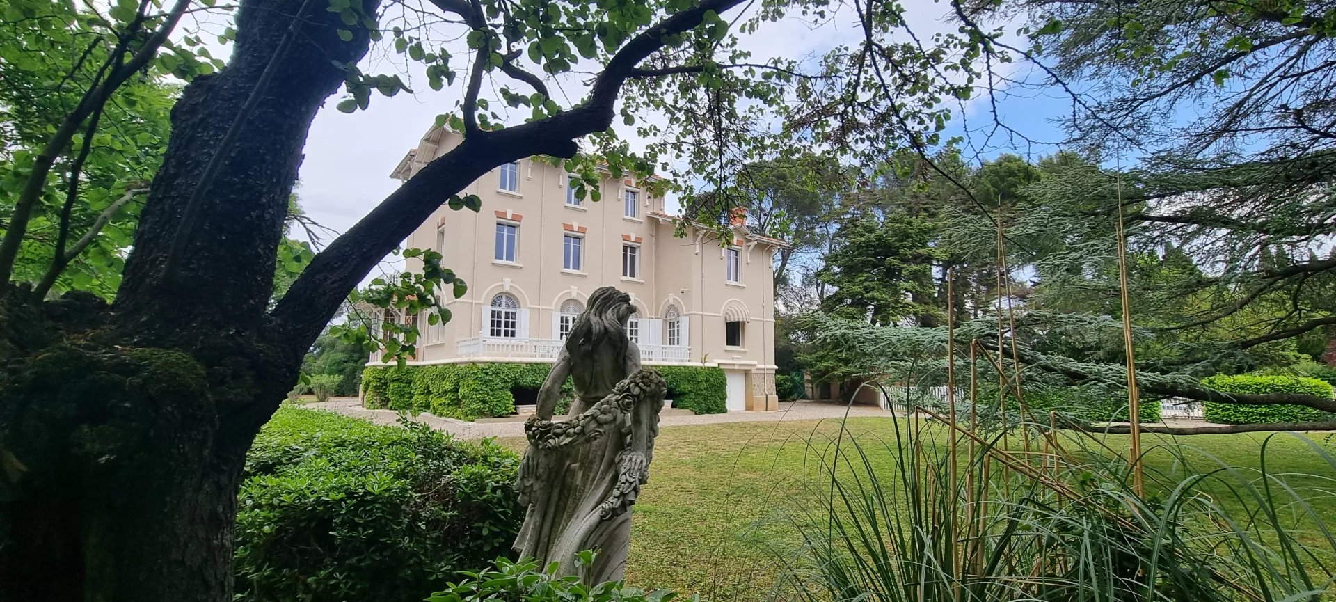 Chateau - 11 bedrooms, swimming pool, gardens and paddock