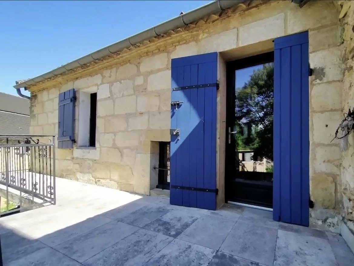 Maison en pierre avec 3 chambres et un bureau donnant sur la rivière