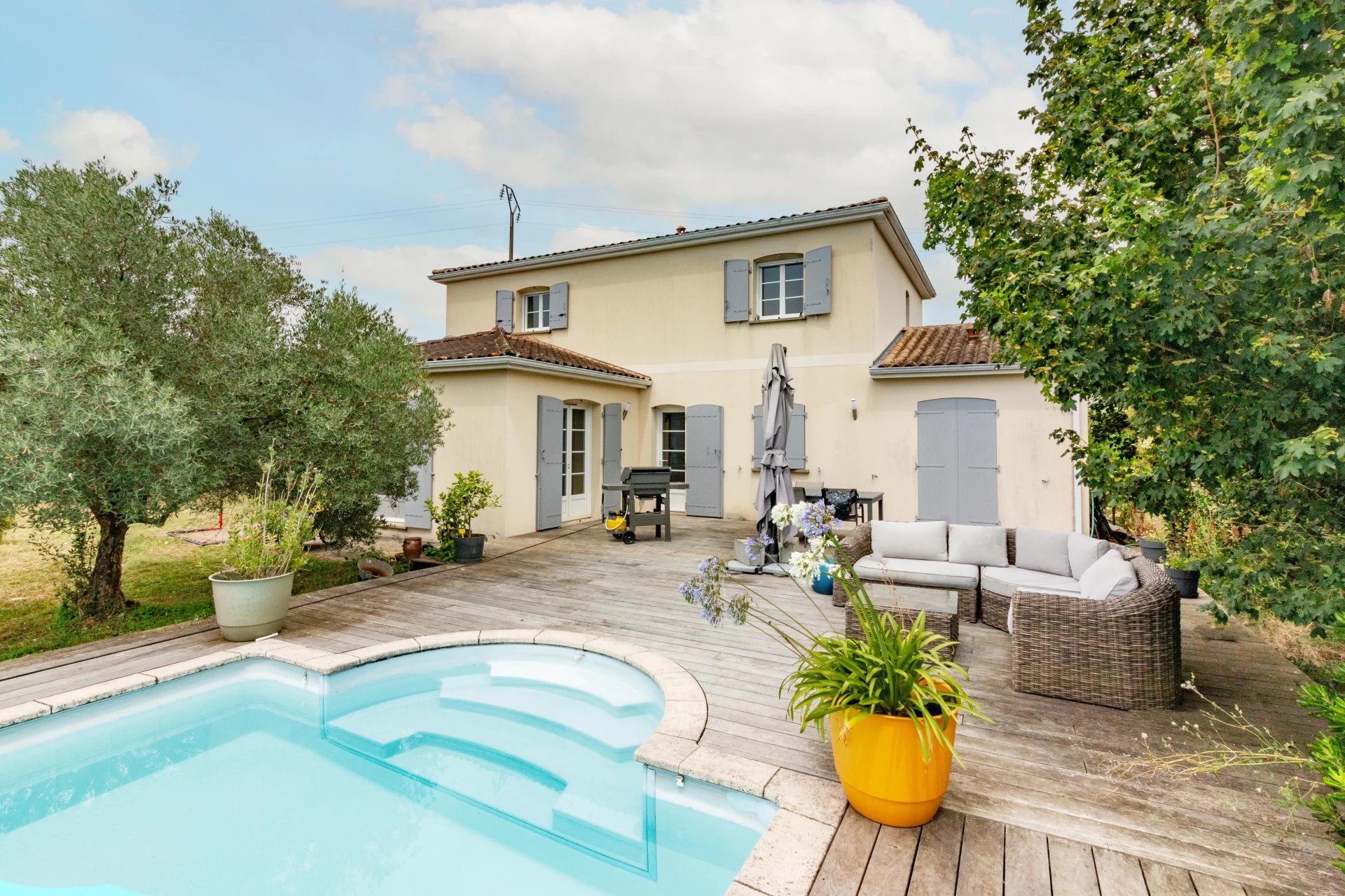 Belle maison moderne avec piscine et belles vues