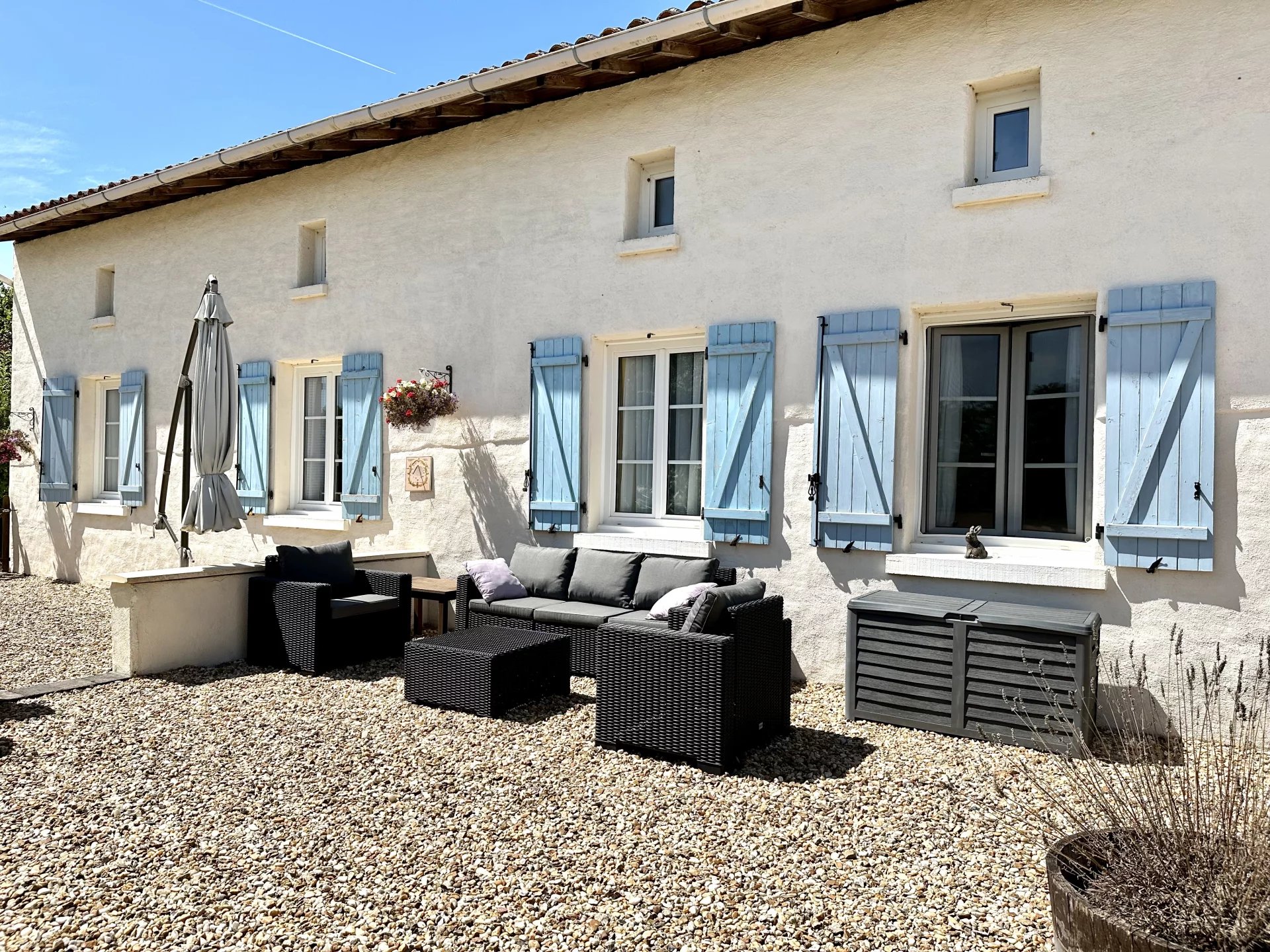 Jolie maison traditionnelle en pierre dans un hameau calme