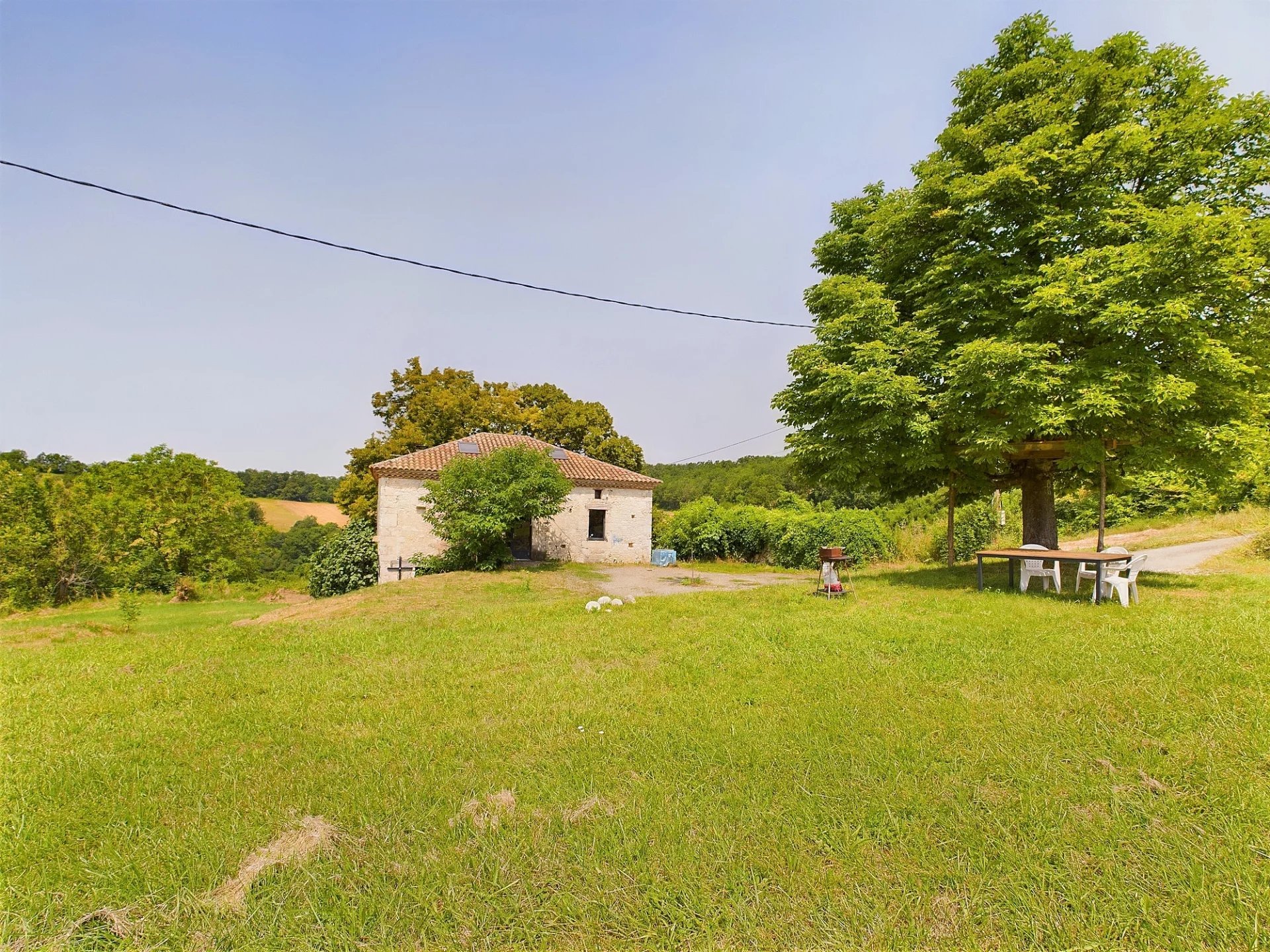 Maison en pierre avec vue panoramique.