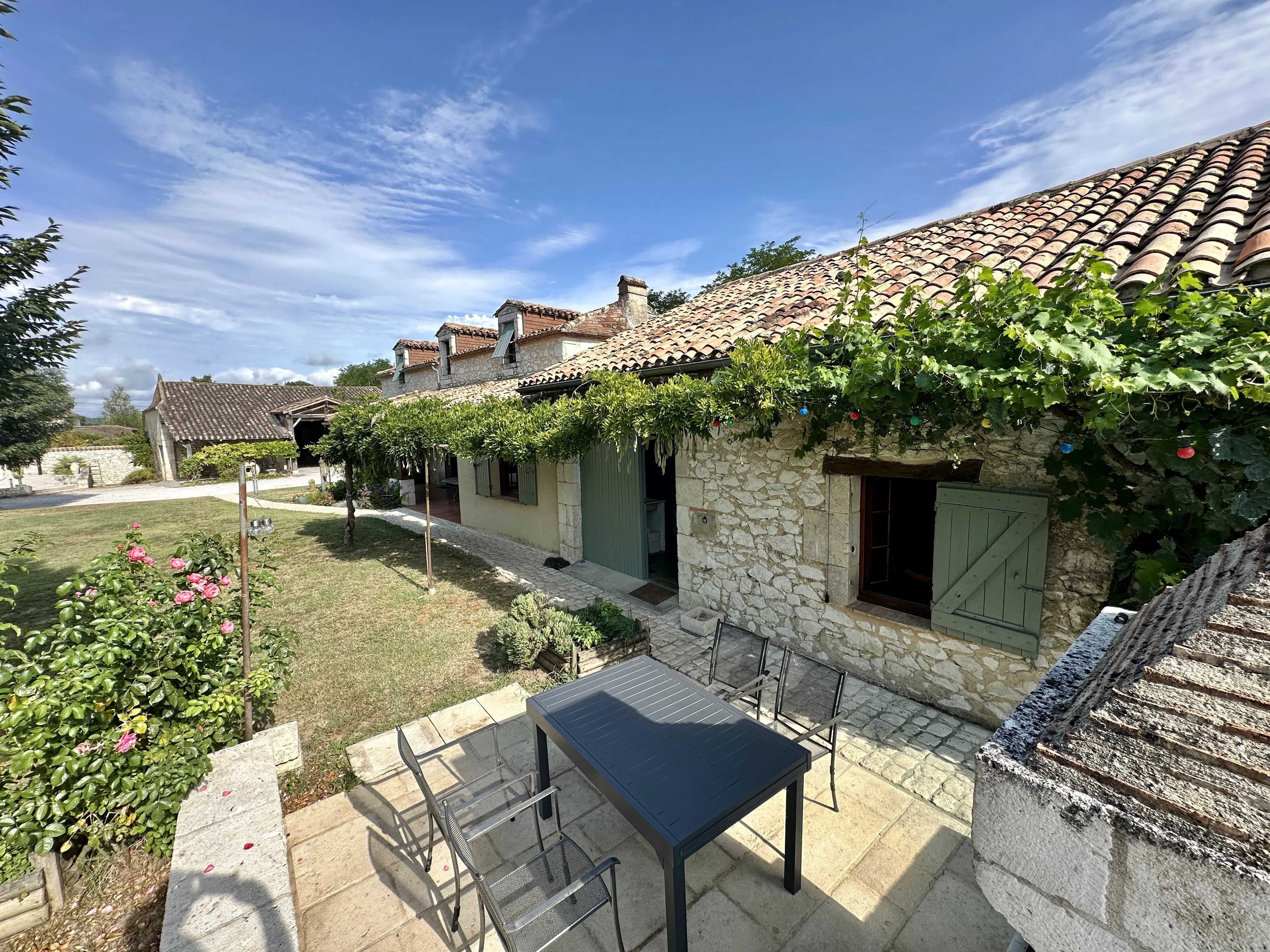 Maison de charme en pierre avec terrasse, piscine et grange près d'Eymet.