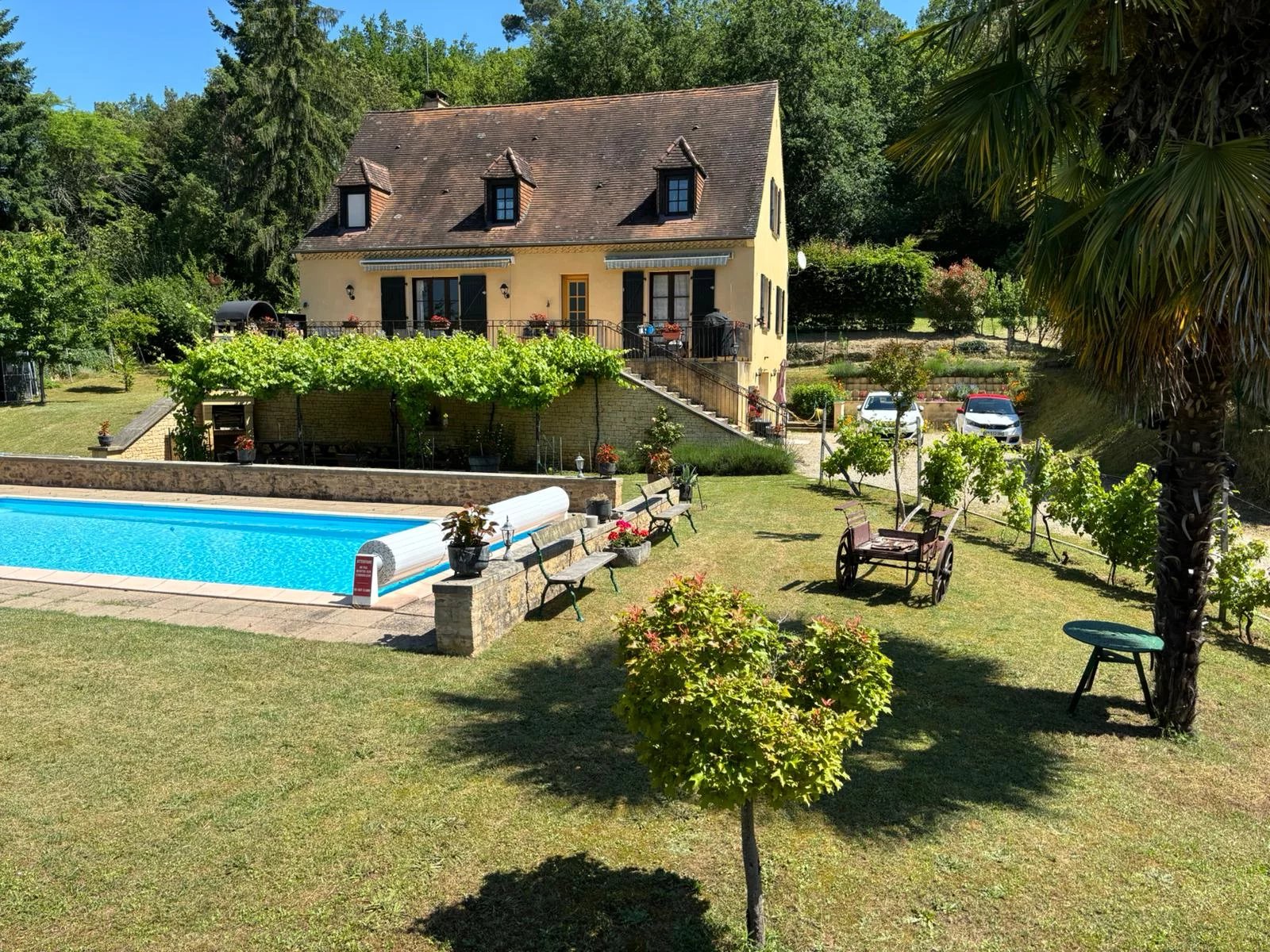 Grande maison avec piscine et studio/gîte à la périphérie de Sarlat