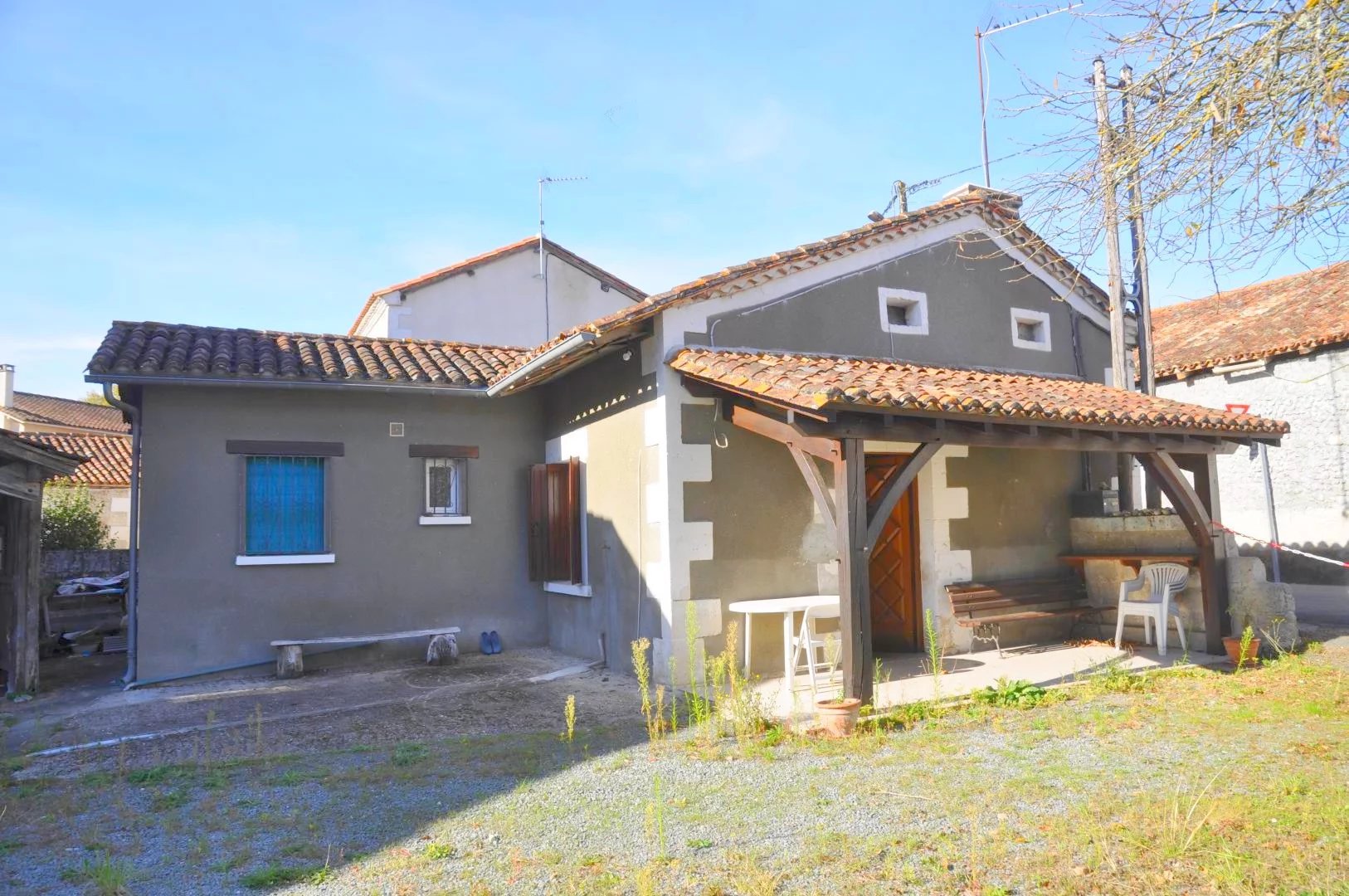 Small village house to renovate 52 m² with barn 125 m².