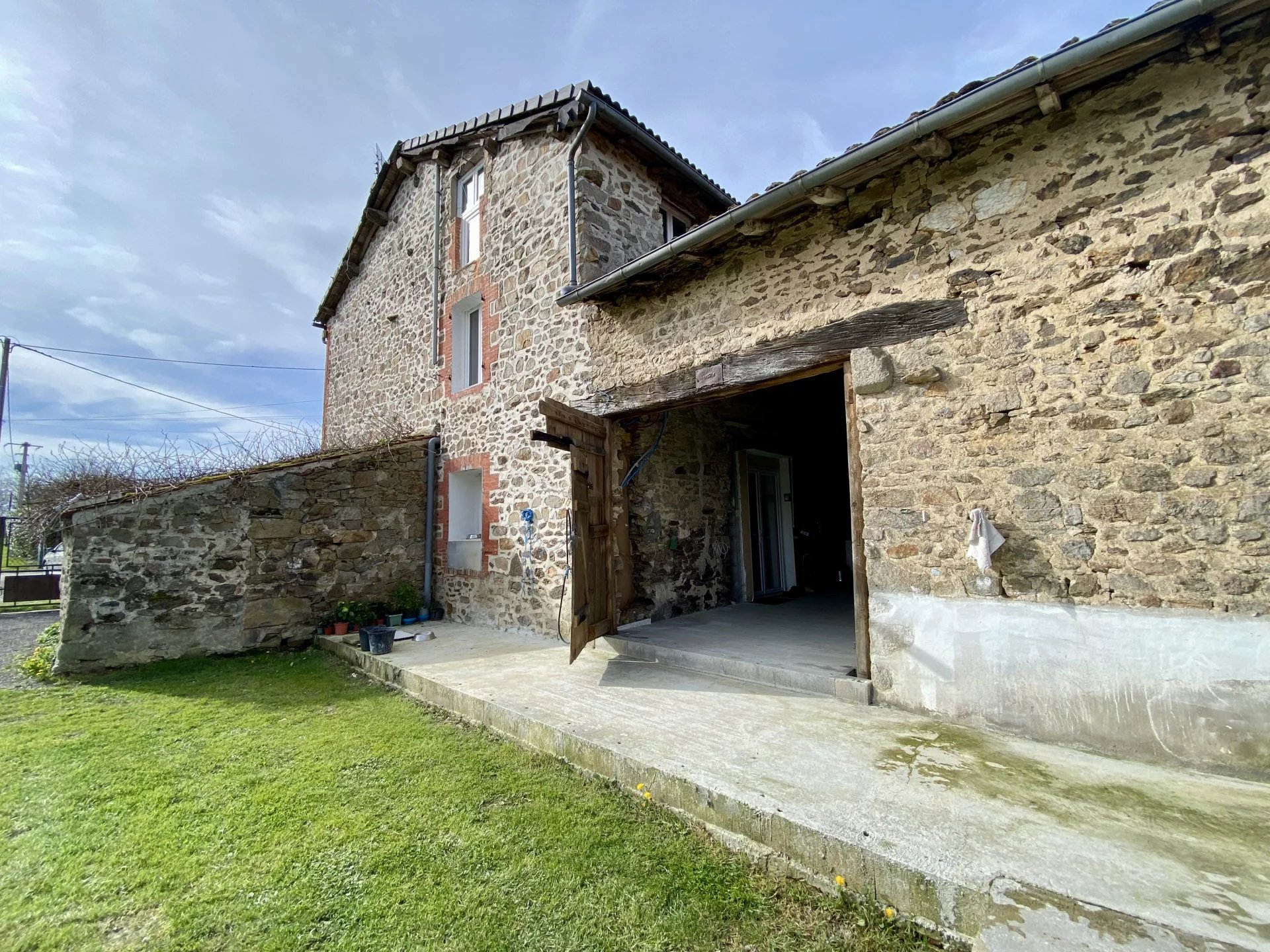 Maison de 3 chambres avec 1,8 hectares, garage et atelier