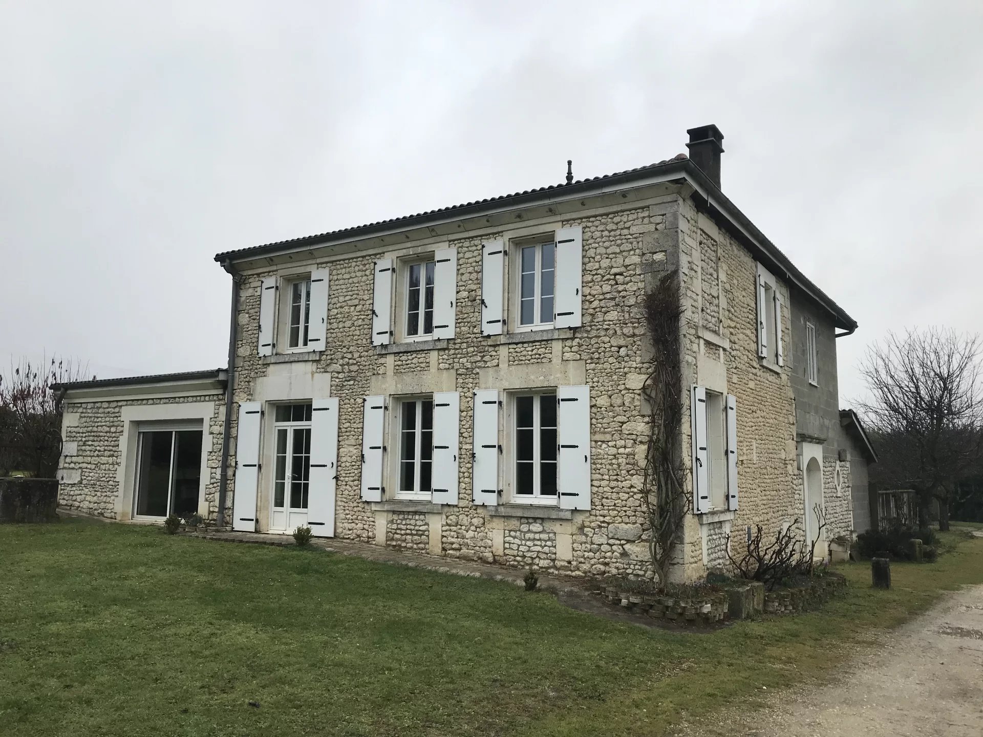Farmhouse with outbuildings on 2925m² of land