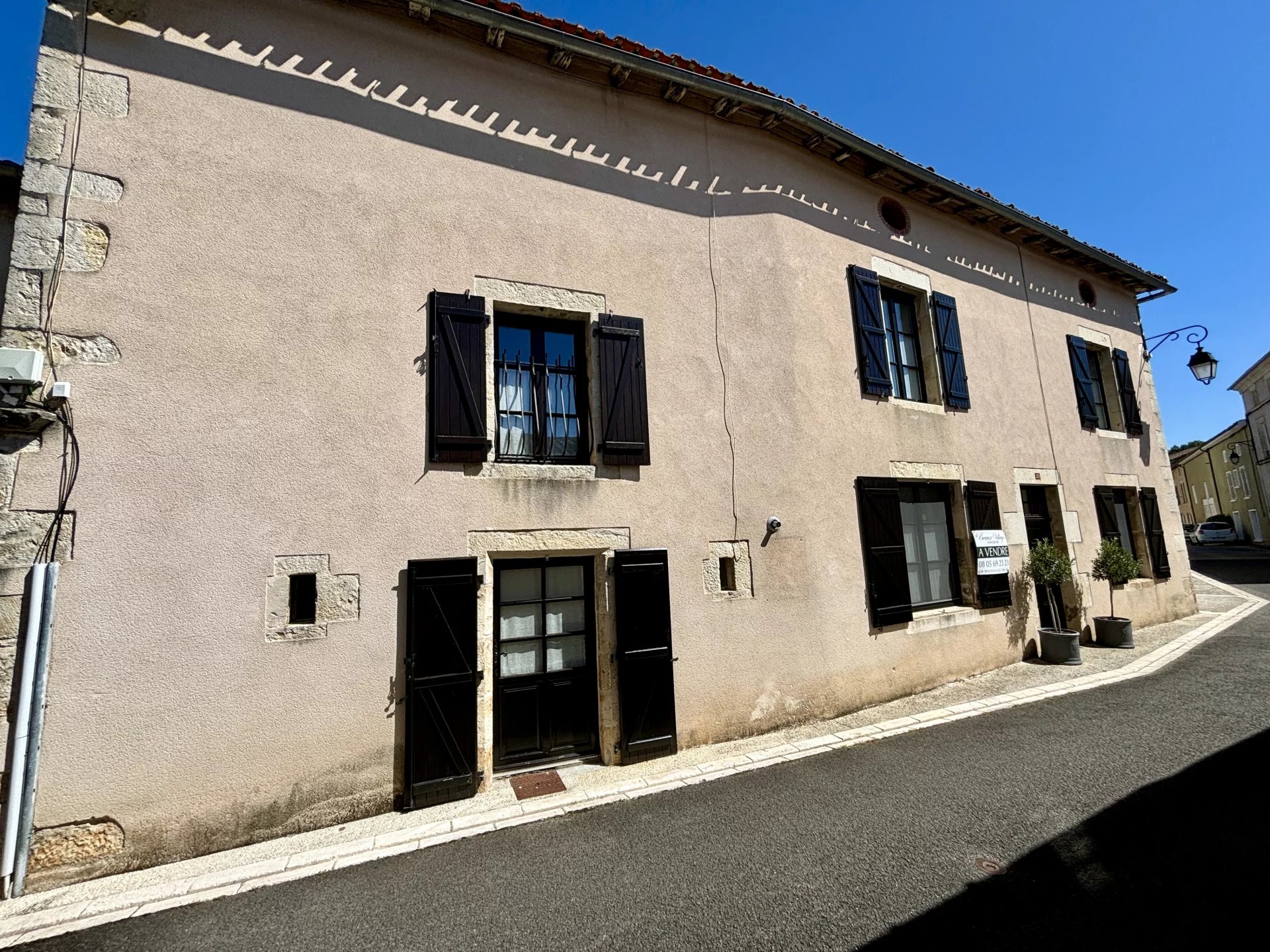 Situation exceptionnelle - Grande maison de village de caractère avec beaucoup d'espace pour les amis et la famille, une piscine et 3 garages.