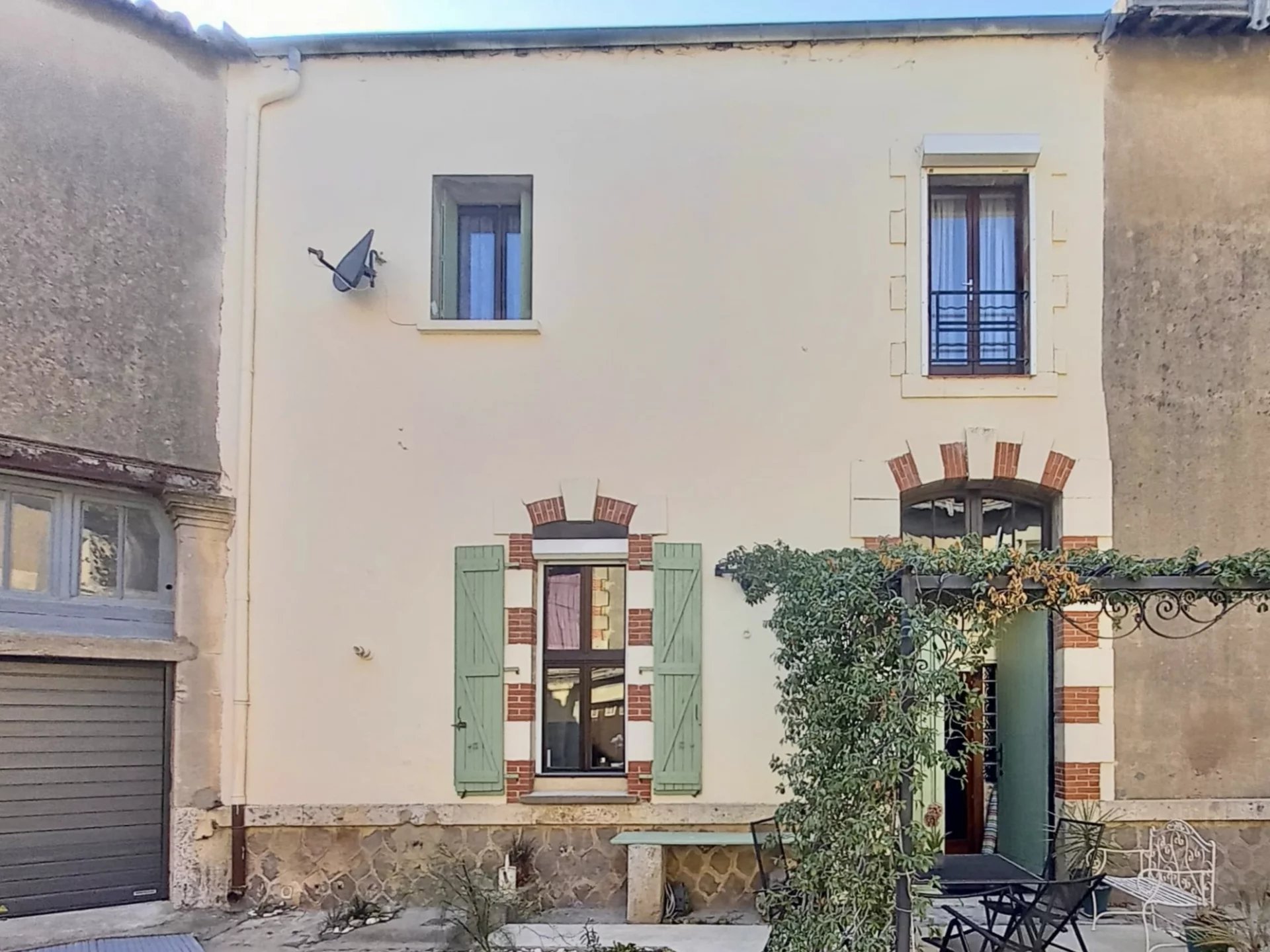 Charming house in popular town centre