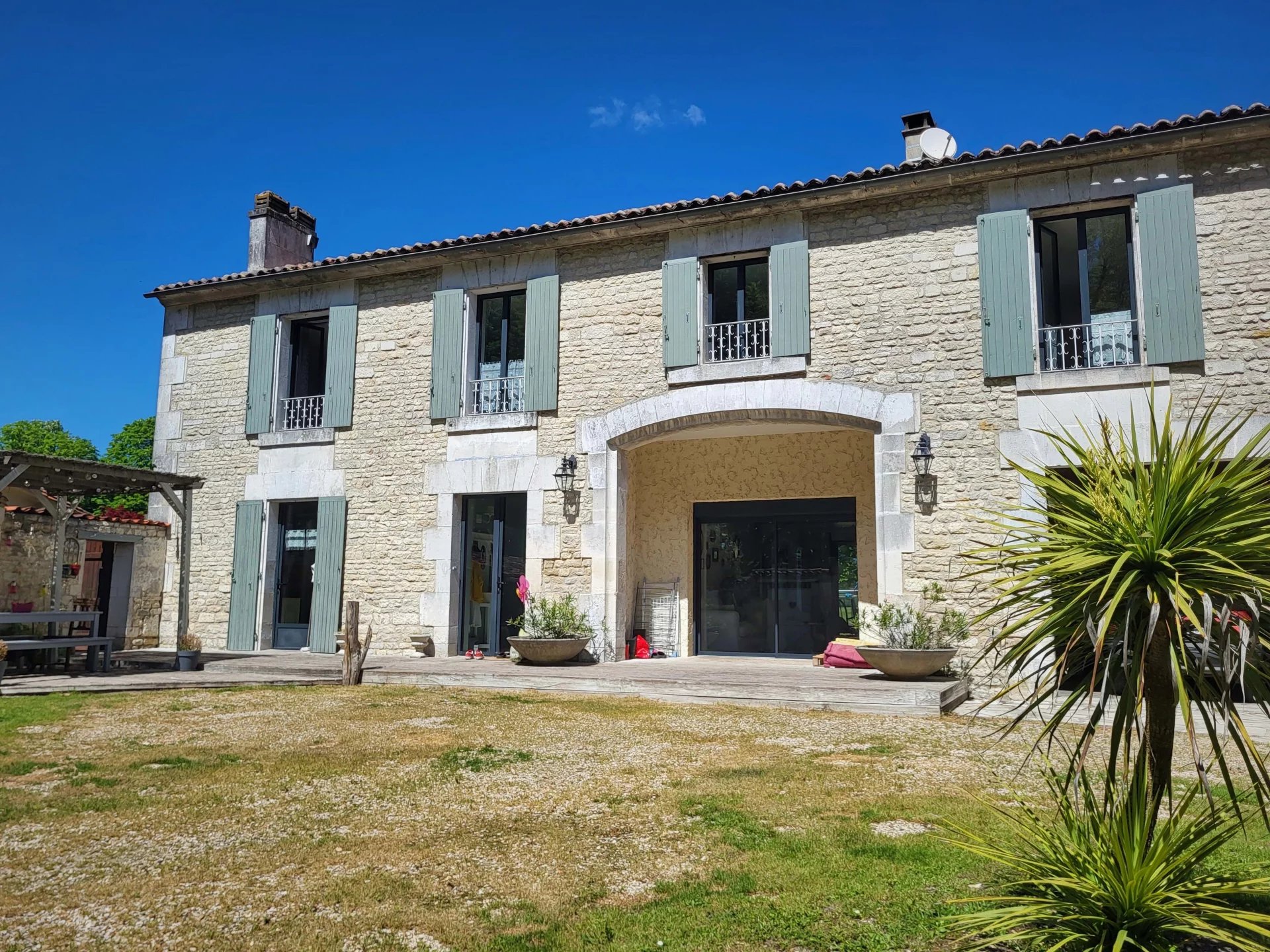 Large family home with pool on the edge of Jarnac