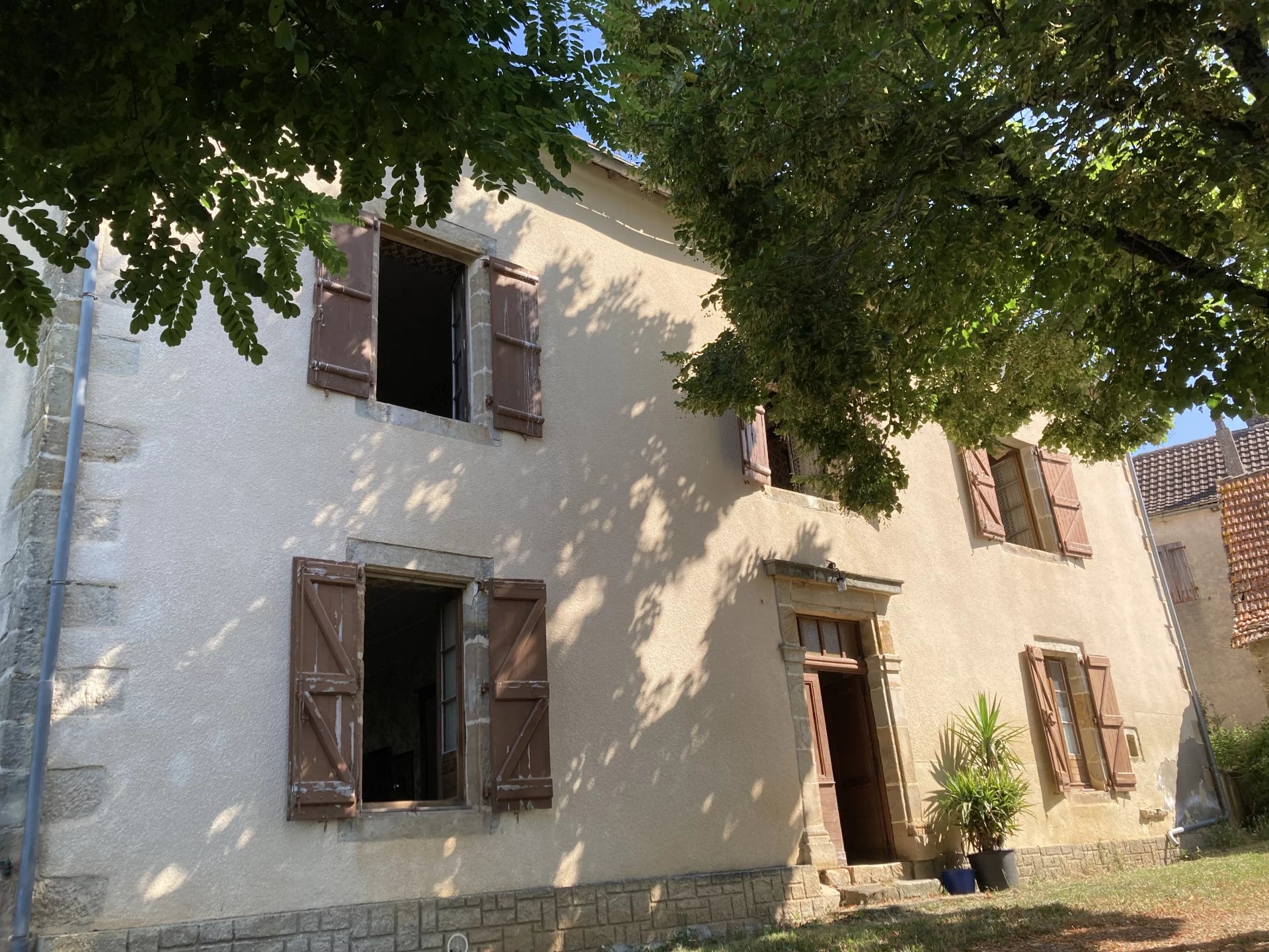 Ancien corps de ferme avec dépendances à rénover