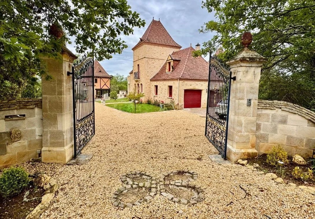 Glamour and Stylish Grand Manoir with seven bedrooms and pool, few minutes from Sarlat