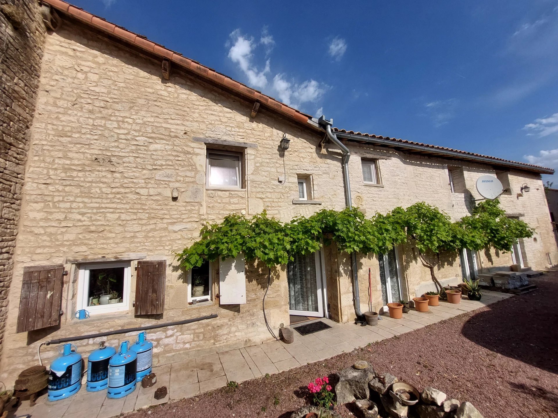 Proche Ruffec - belle maison en pierre avec jardin