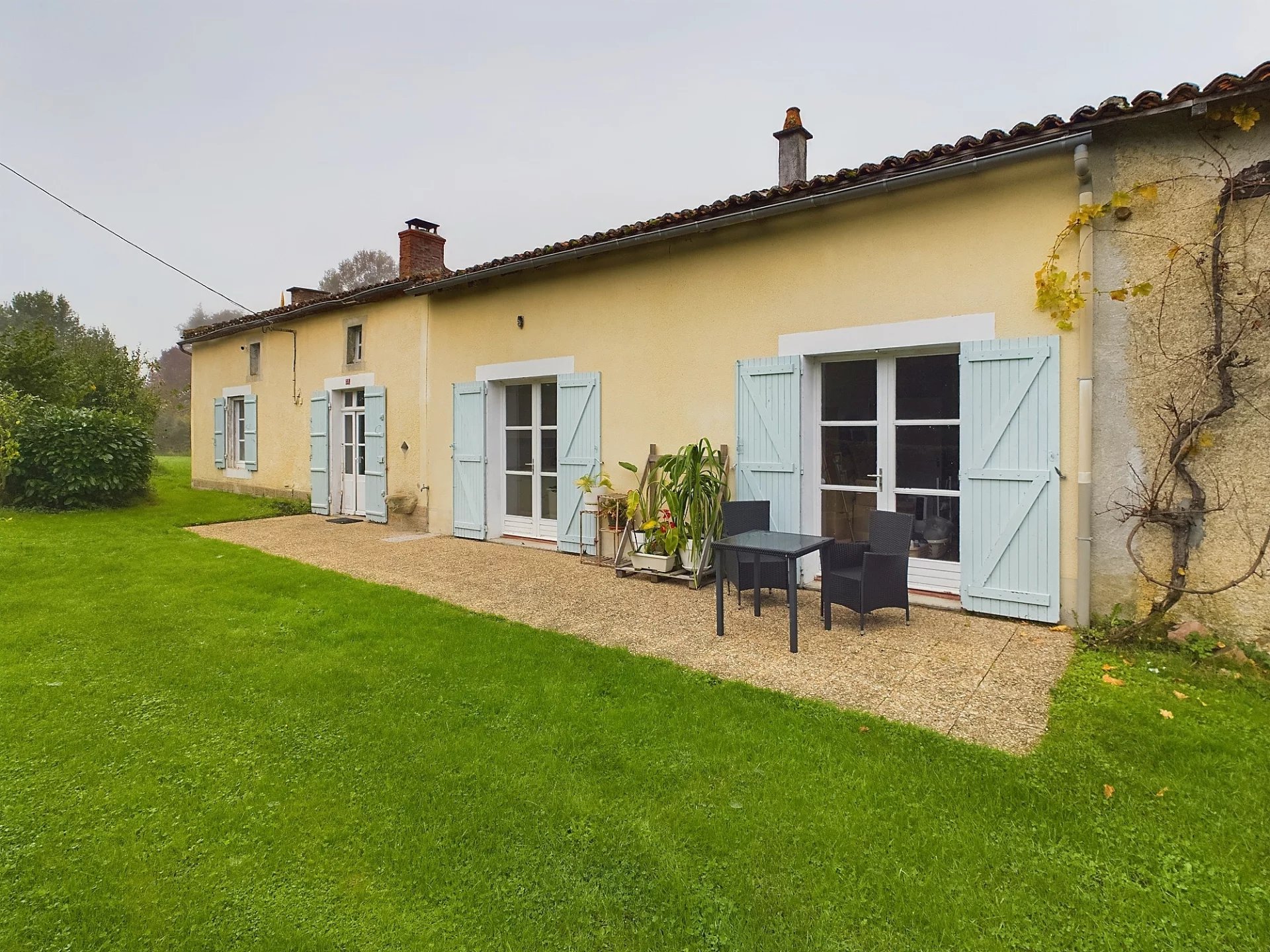 Charmante maison individuelle de 3 chambres avec grange et lac serein