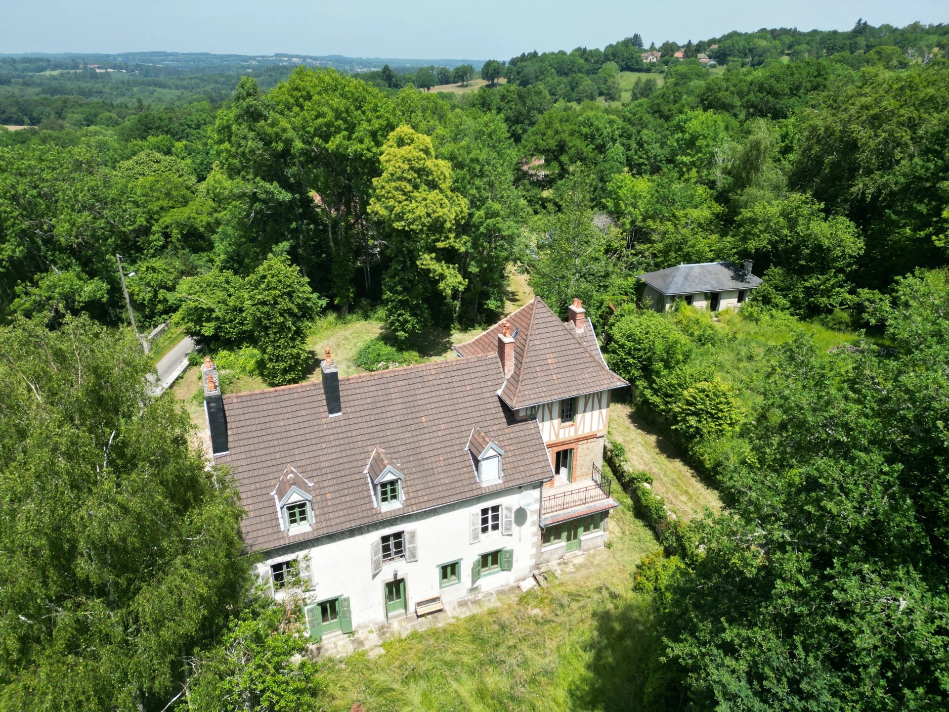 Beautiful renovated country manor house with second house and 4 hectares of woodland