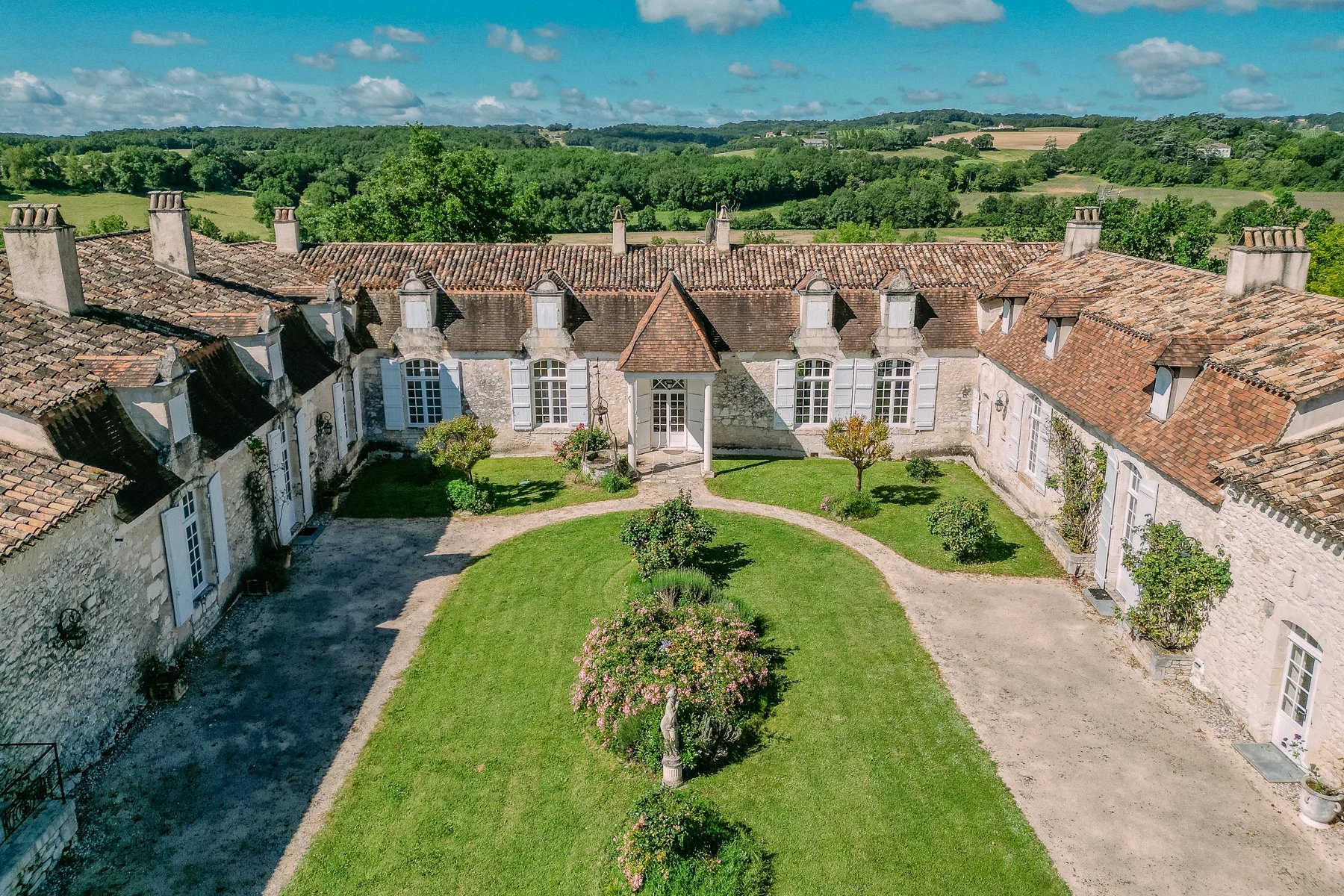 Superbe Chartreuse avec piscine à débordement à deux pas d'une bastide animée