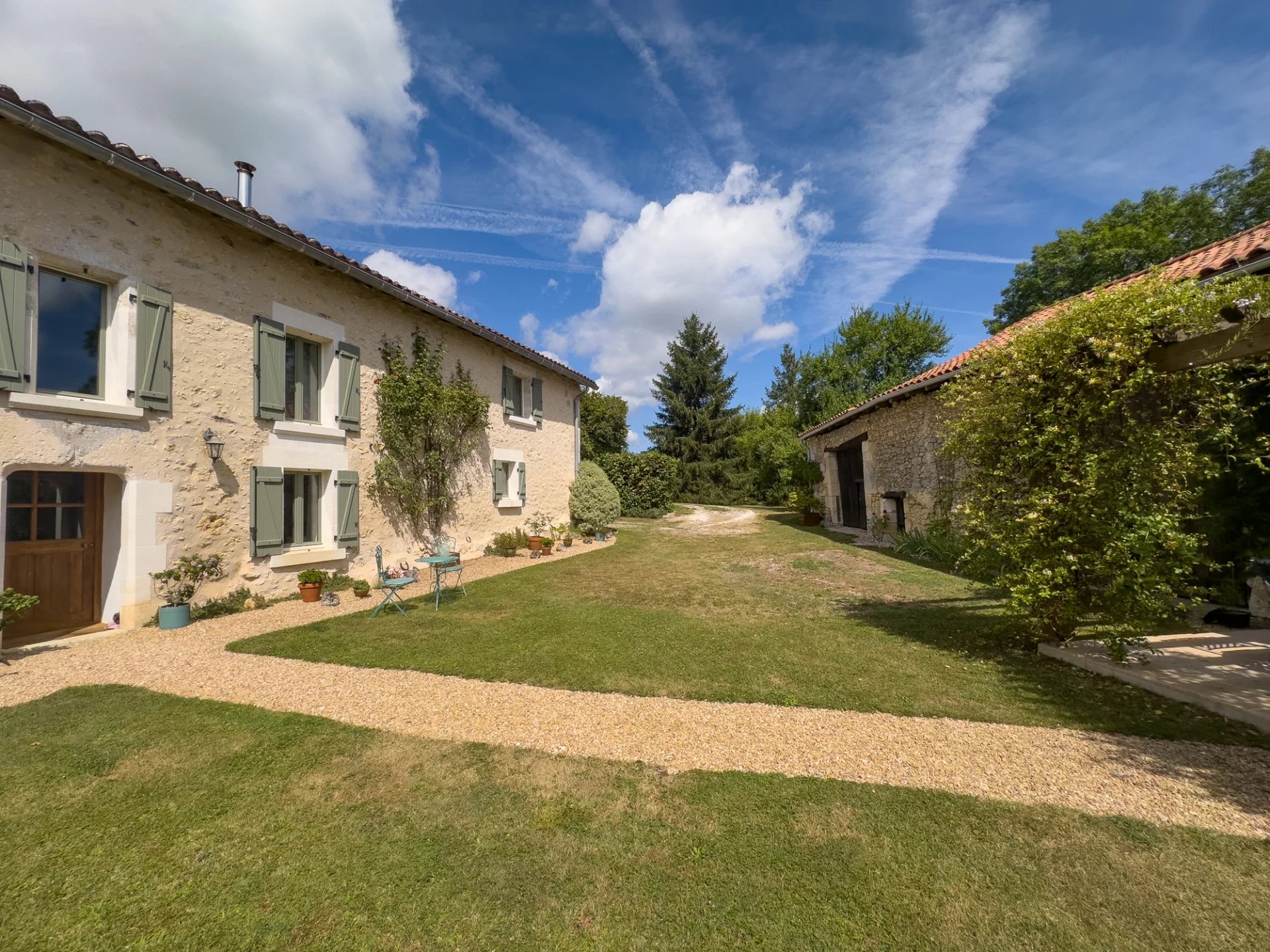 Superbe maison en pierre rénovée du 17ème siècle dans un hameau tranquille