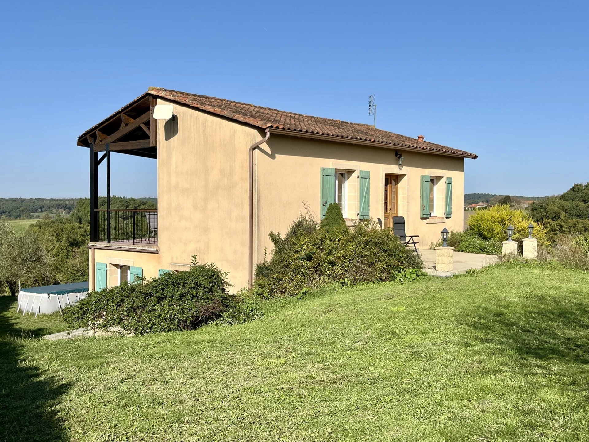 Maison familiale moderne bien entretenue avec vue panoramique