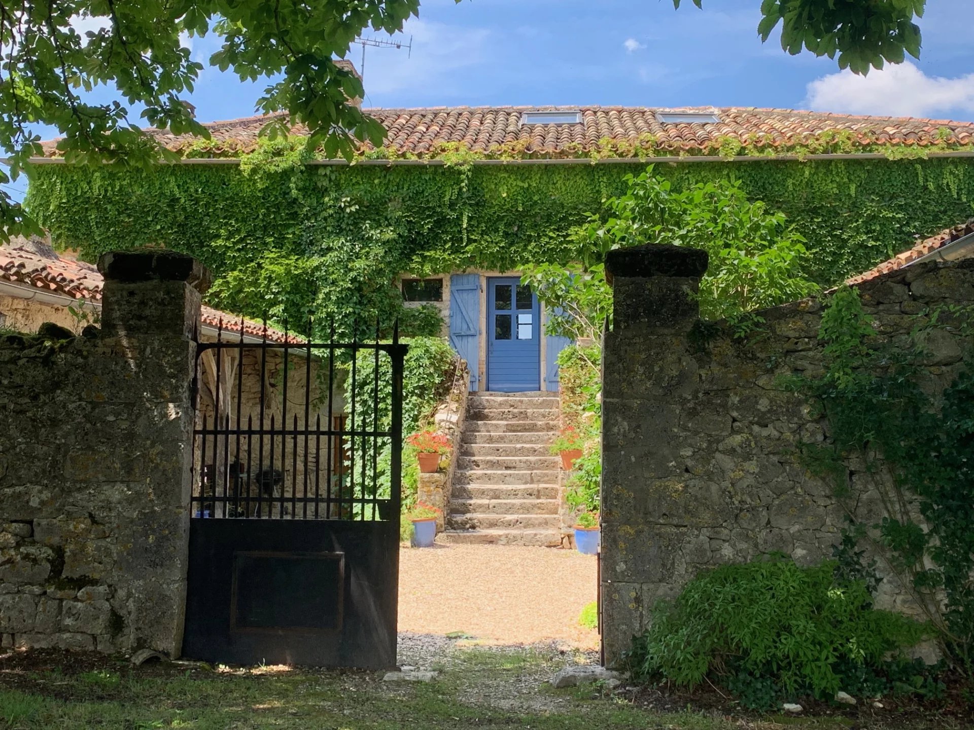 Charmante propriété en pierre avec maisons d'amis à proximité des commodités du village