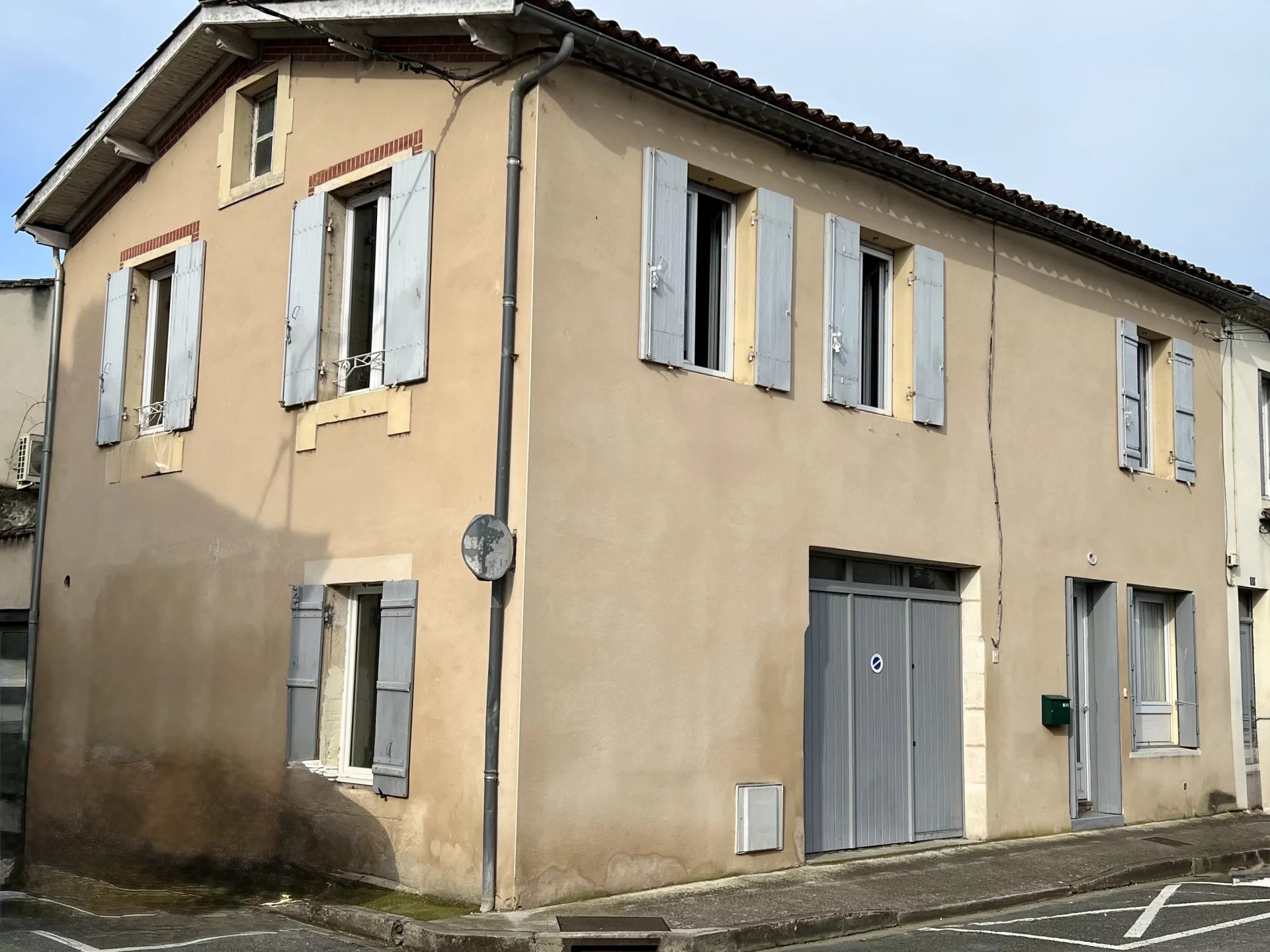 Maison de ville en pierre avec 4 chambres et cour