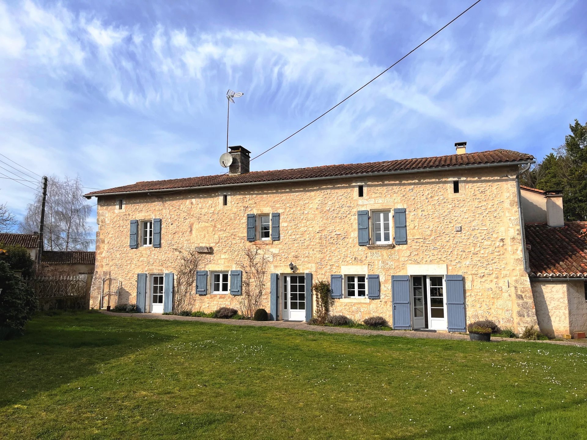 Charmante ferme avec maison d'amis, jardin avec piscine, le tout sur plus de 44 Ha de terrain