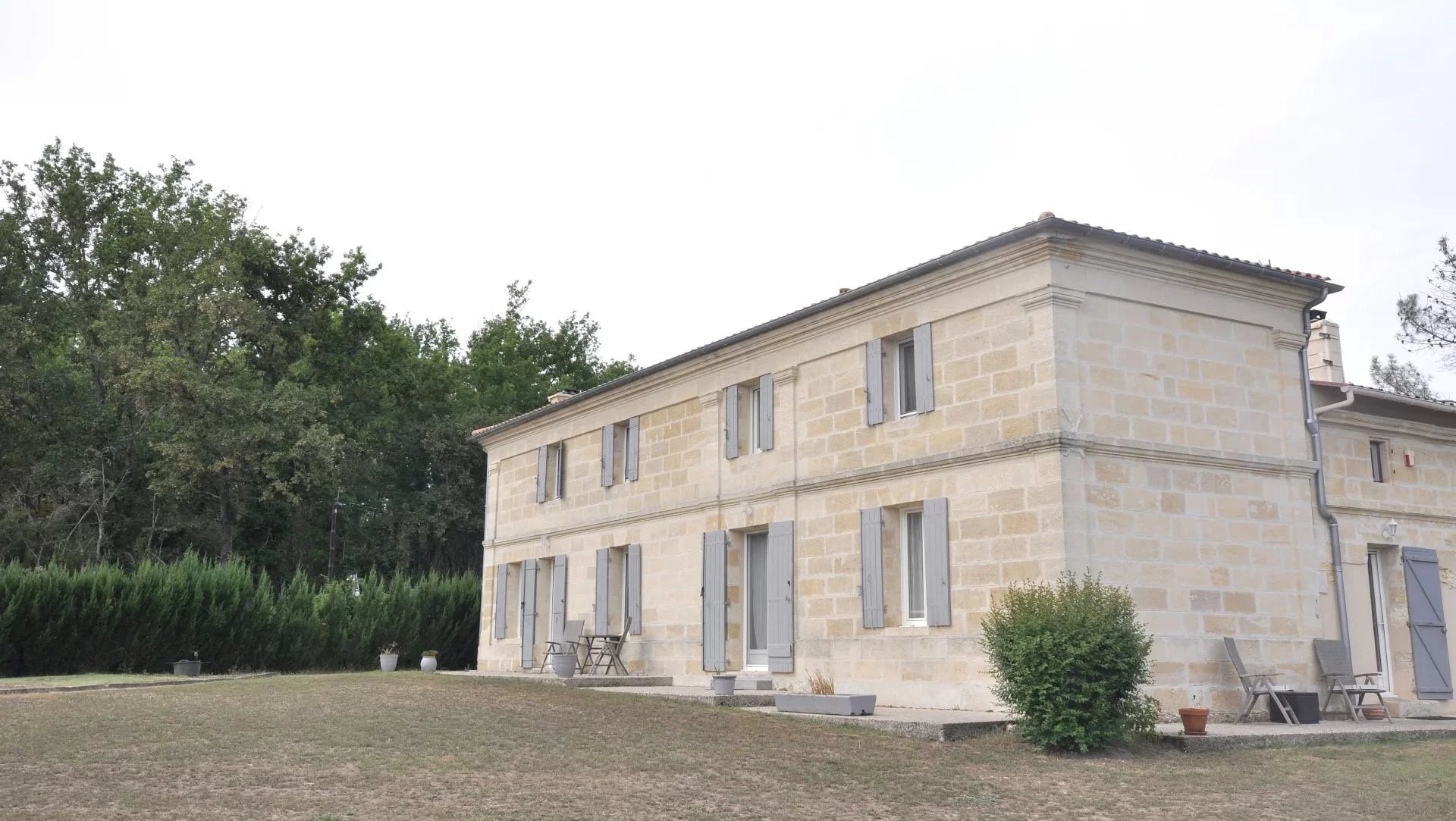Stone property of 230 m² - wooded park of 2.10 ha