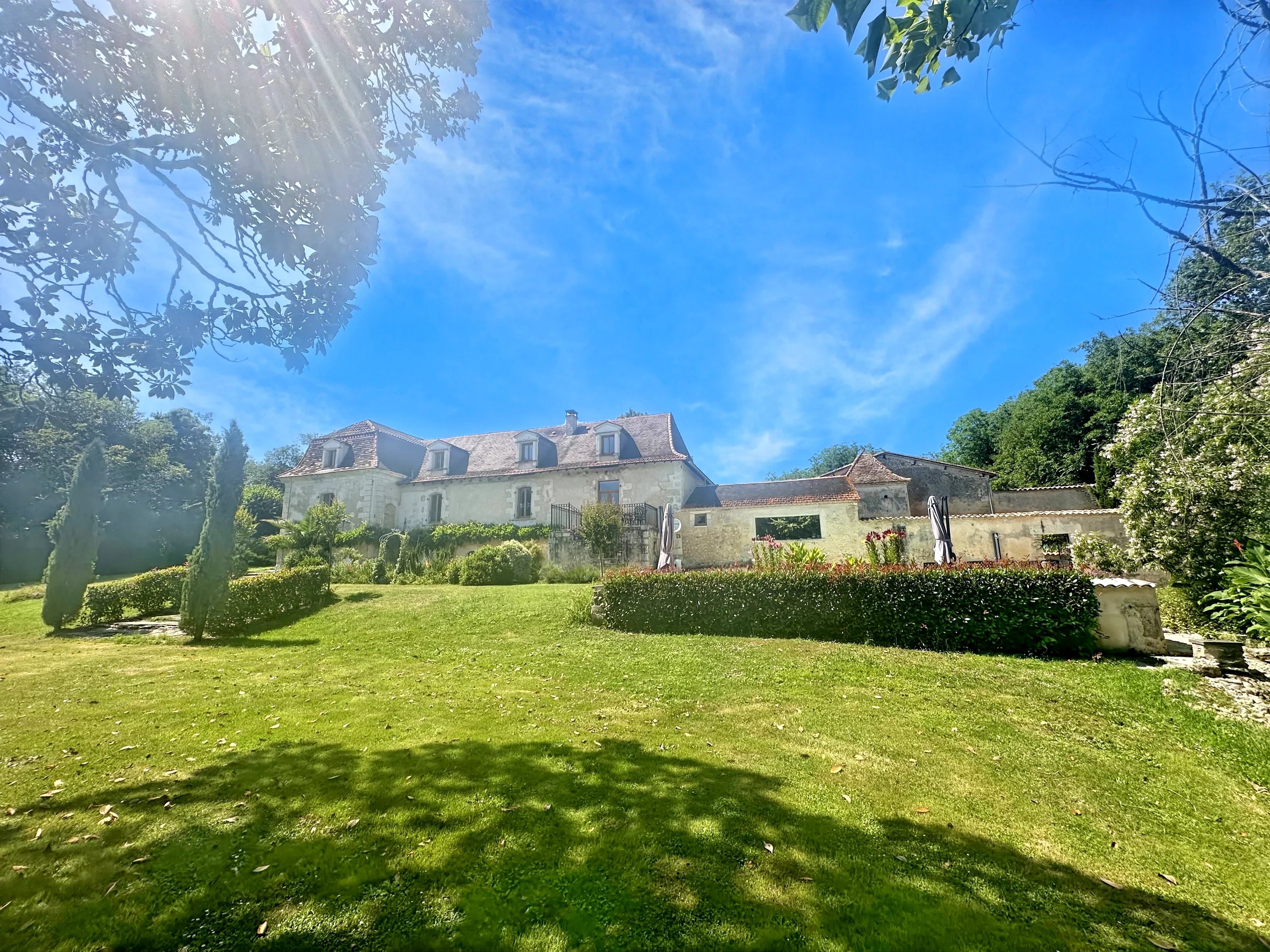 5-bedroom chartreuse with guest house, pool and outbuildings