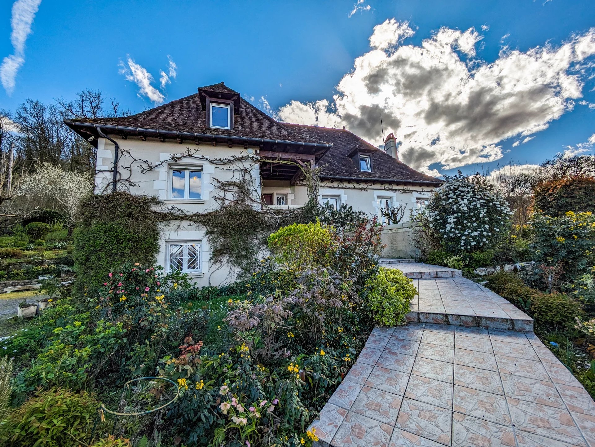 Grande maison avec de beaux jardins et avec vues sur l'un des plus beaux villages de France