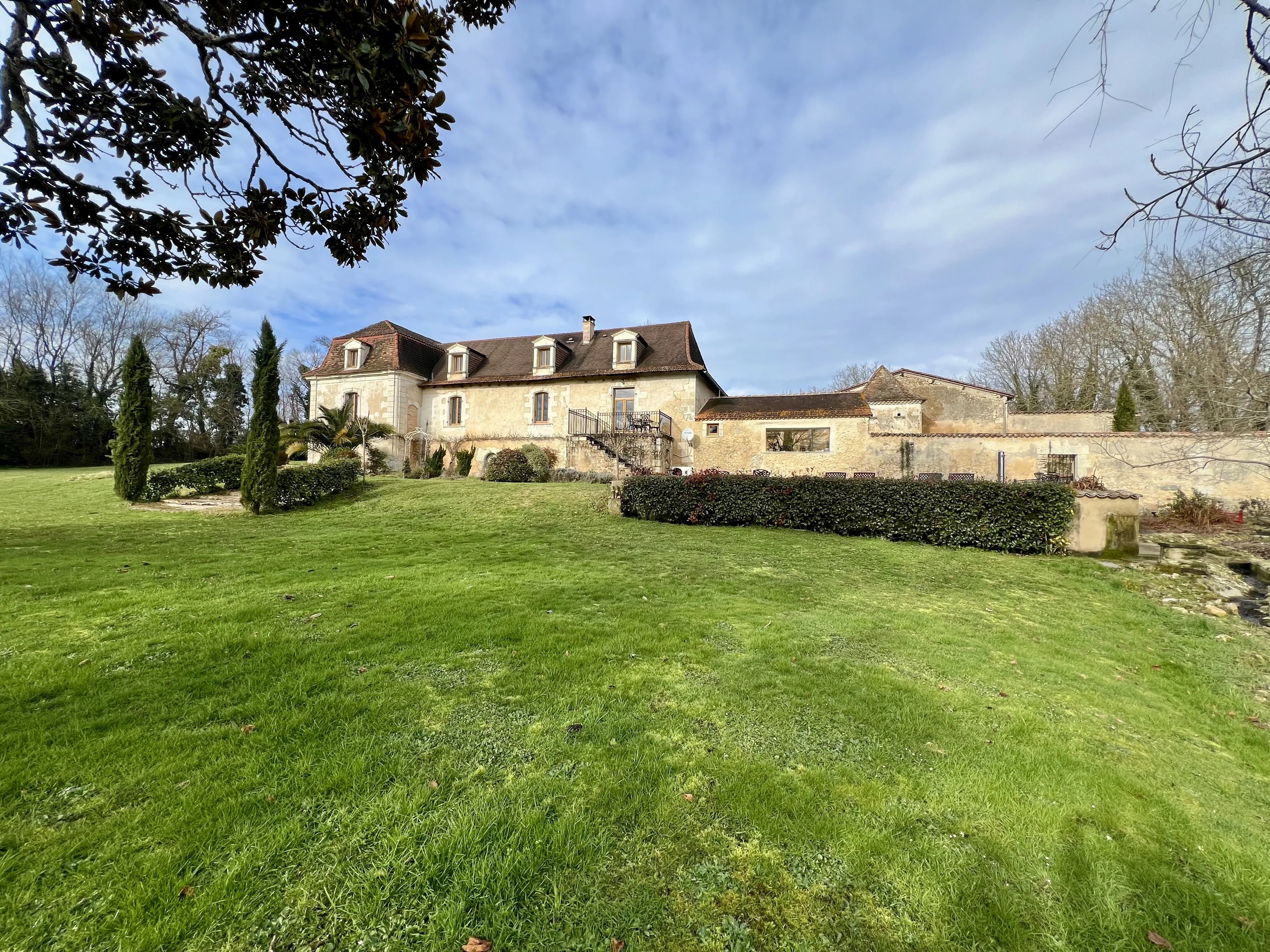 Chartreuse de 4 chambres avec maison d'amis, piscine et dépendances