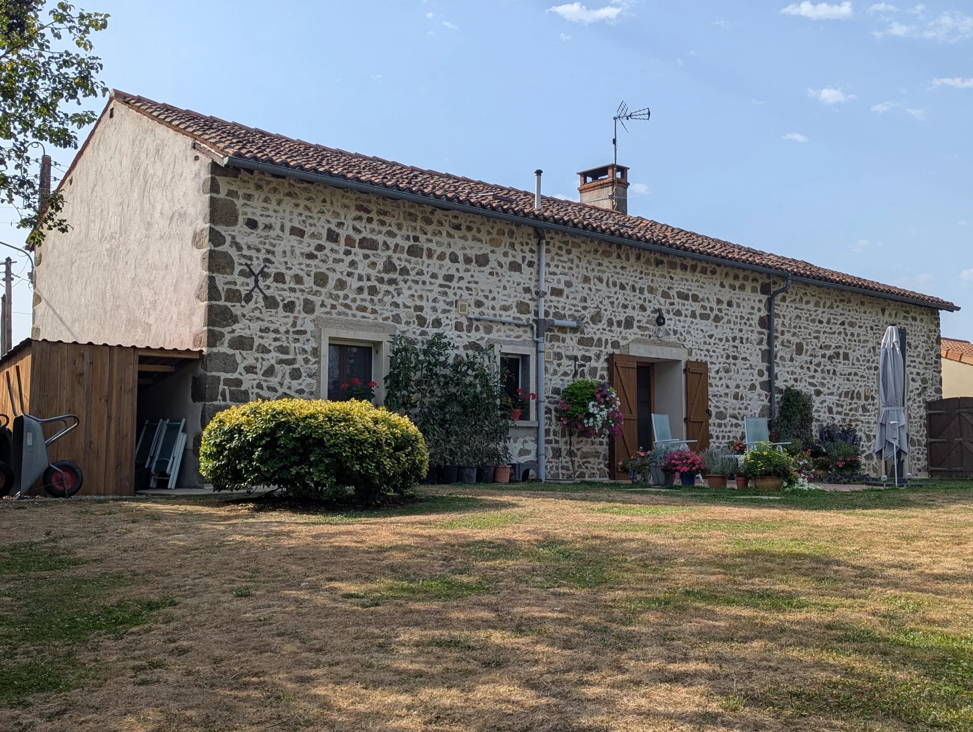 Delightful 3 bedroom character cottage in the Vienne