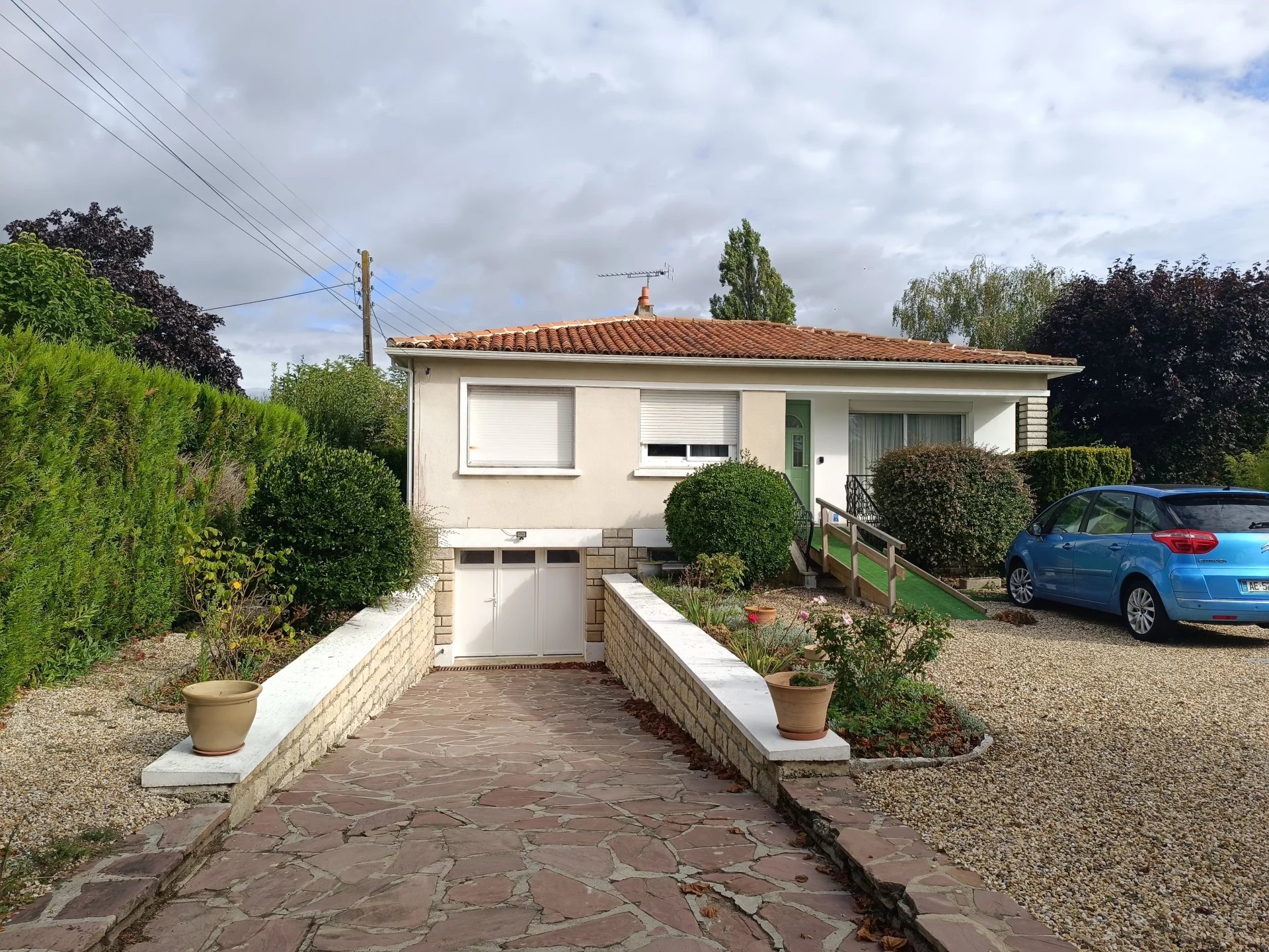 Bungalow just 1km from the centre of Saint Jean d'Angely