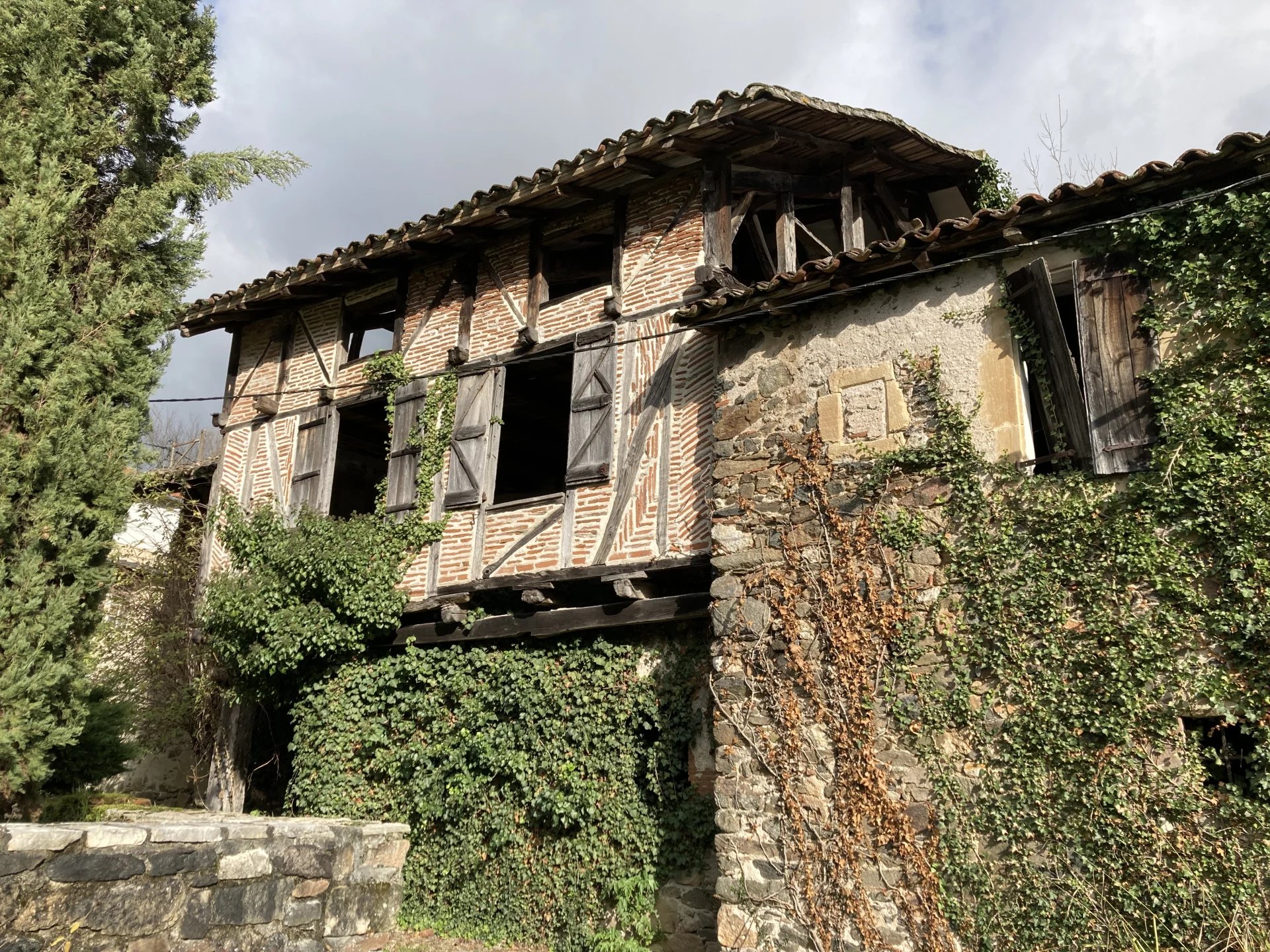 Charming property in need of complete renovation, close to Figeac